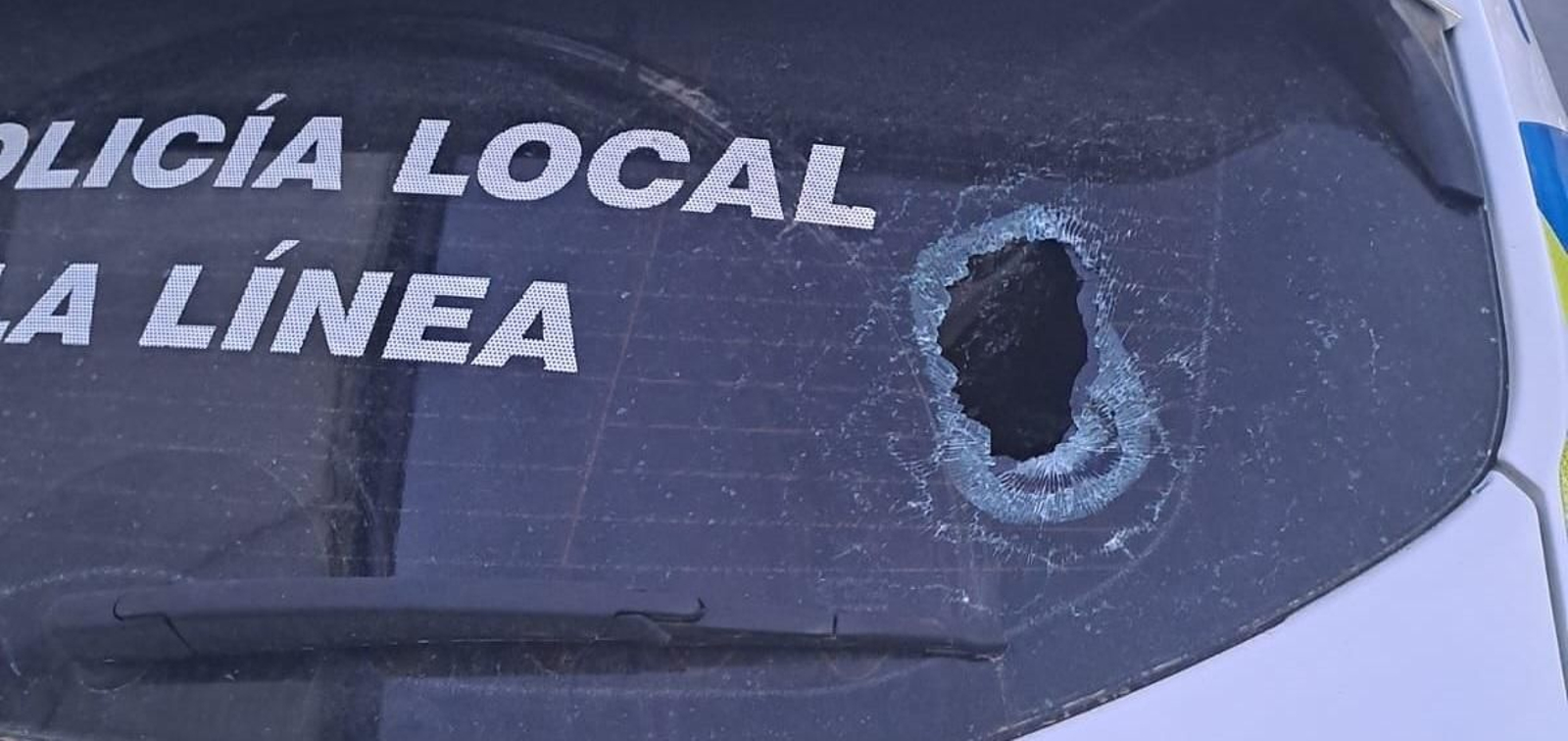 La luna trasera de uno de los coches de Policía que actuaron en Palomeras este lunes. La luna trasera de uno de los coches de Policía que actuaron en Palomeras este lunes.