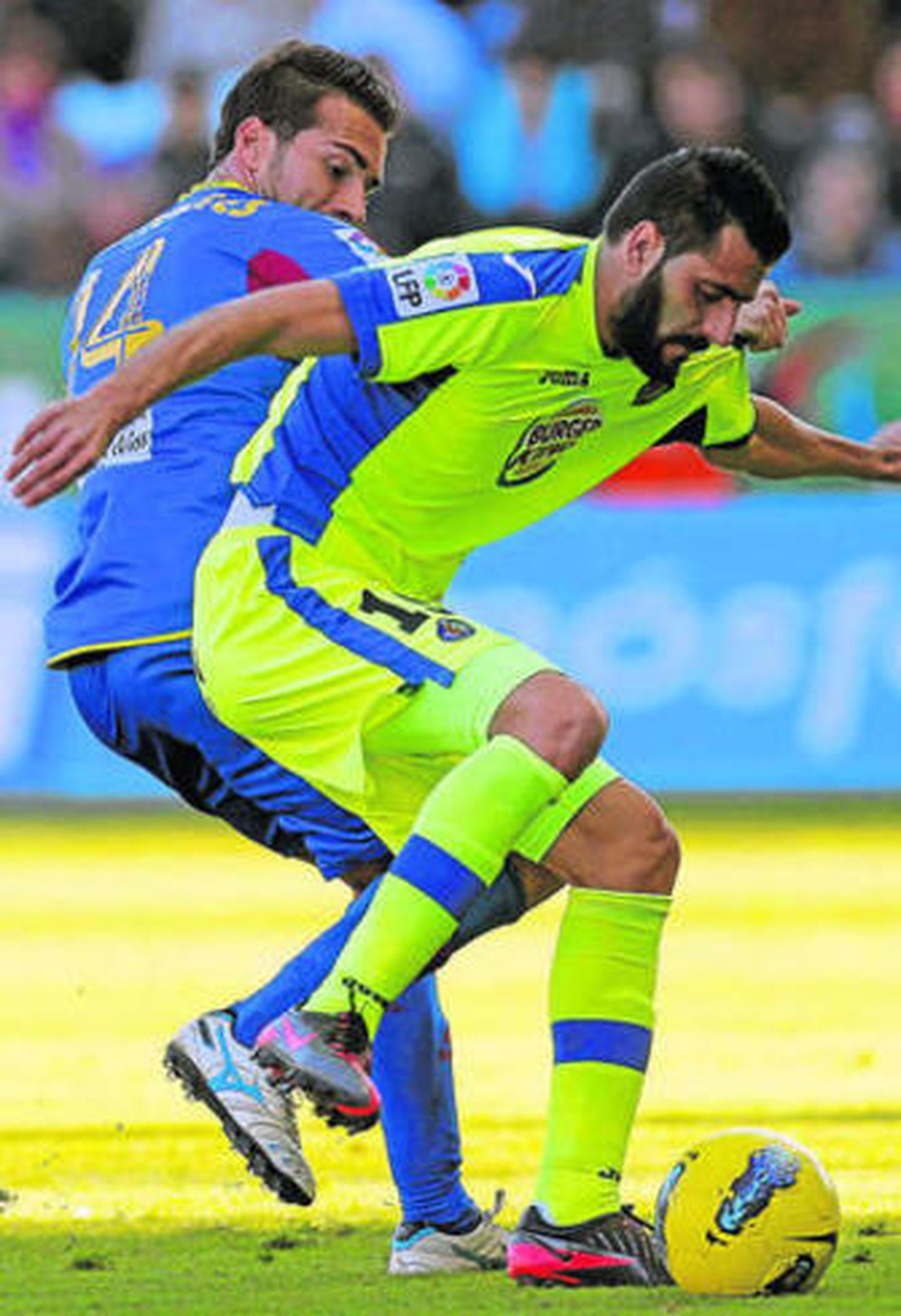 Güiza, autor del 0-1, aguanta la pelota ante Xavi Torres.