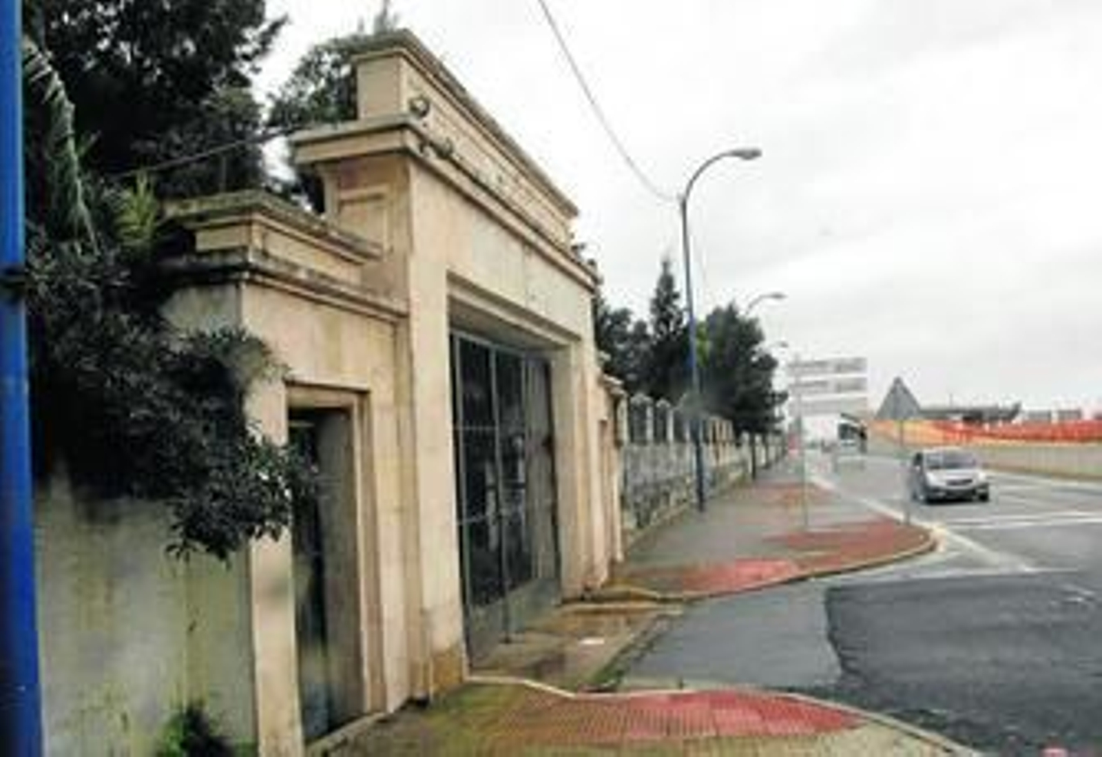 Portada del polígono de tiro Janer, sin uso desde hace unos años y a la espera de su desarrollo como parque empresarial.