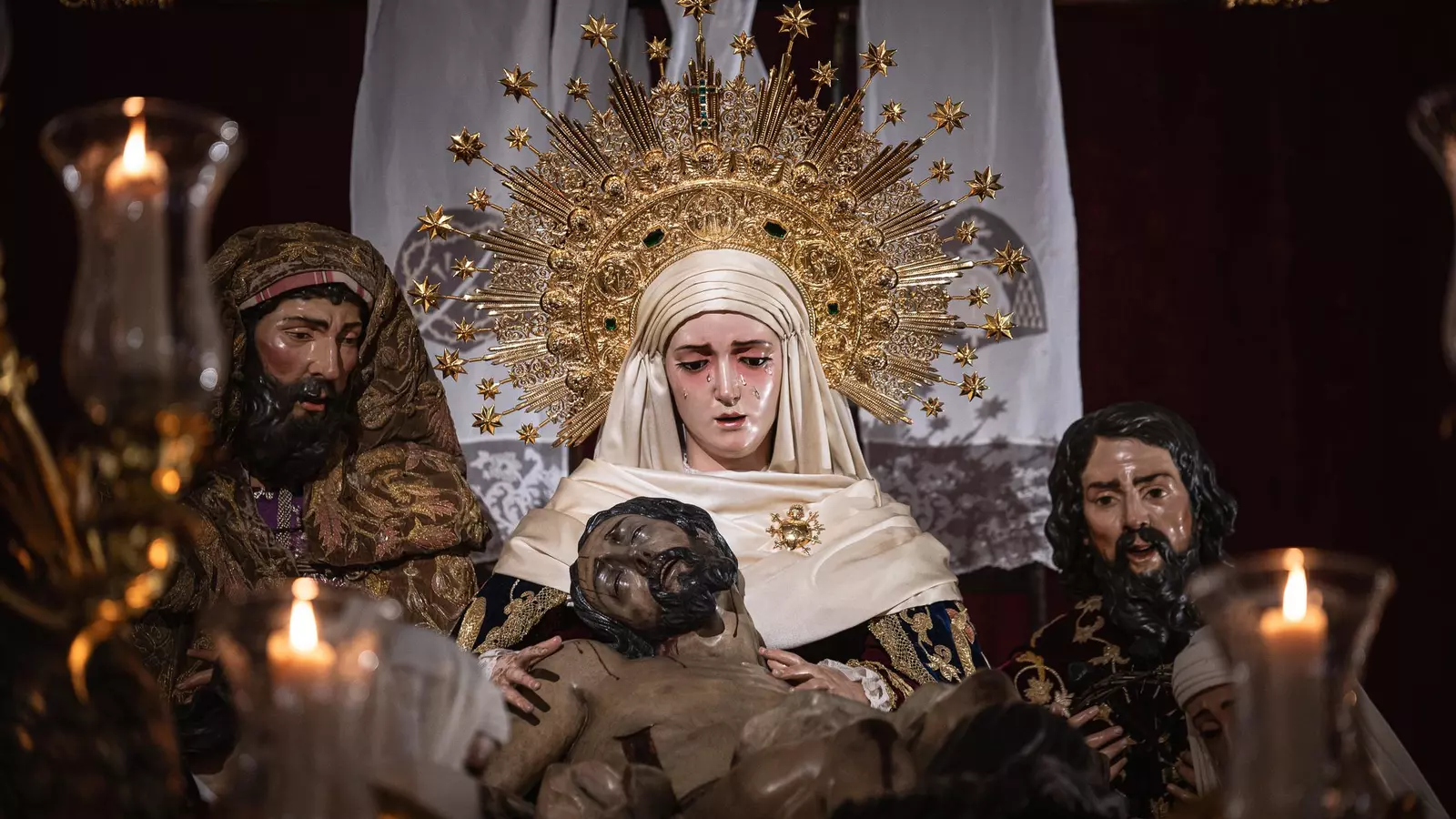 Guía Completa de las Procesiones del Viernes Santo en Sevilla 2025: Horarios, Itinerarios y Hermandades