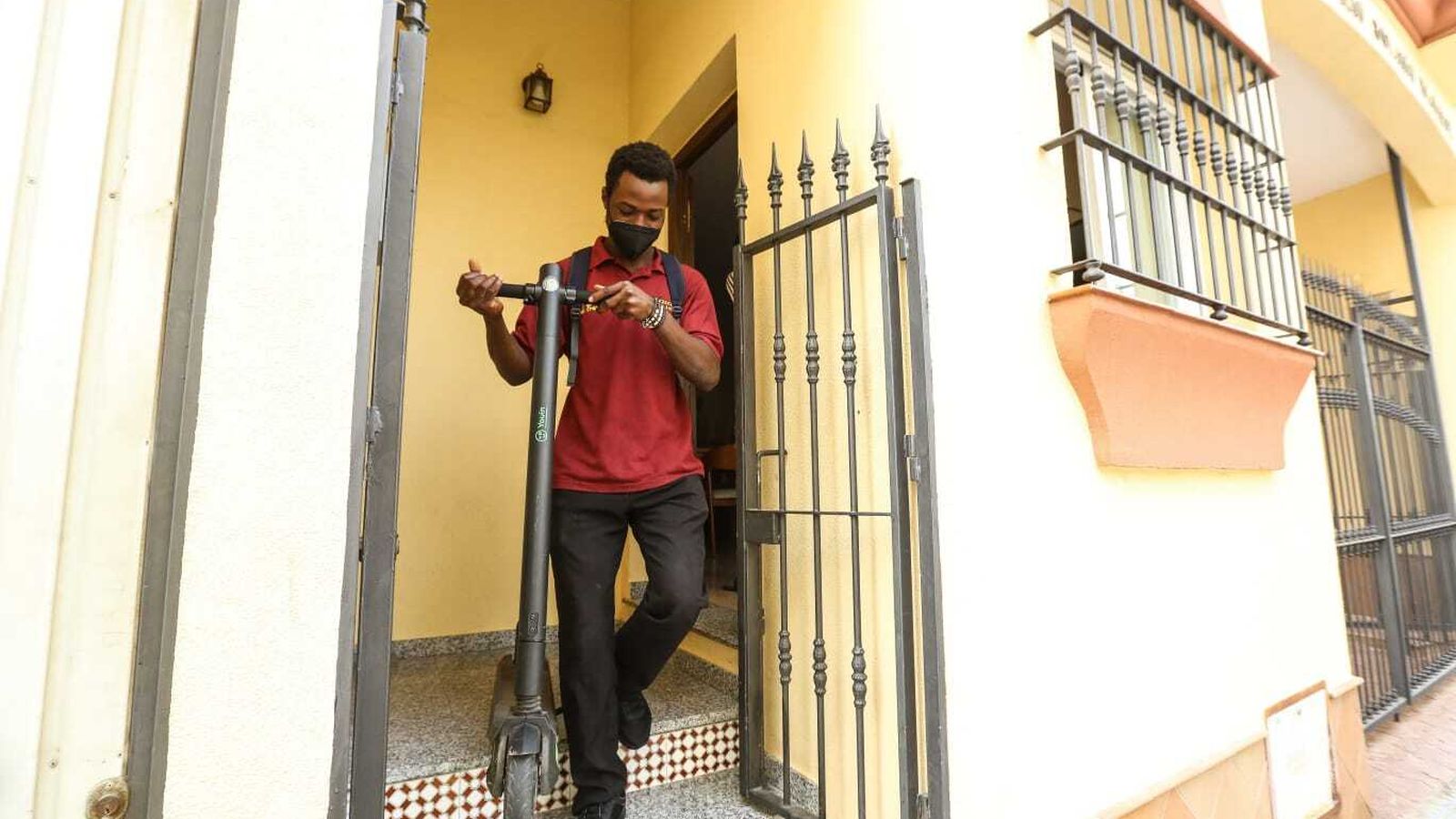 Uno de los beneficiarios de la asociación a la salida de uno de los pisos.