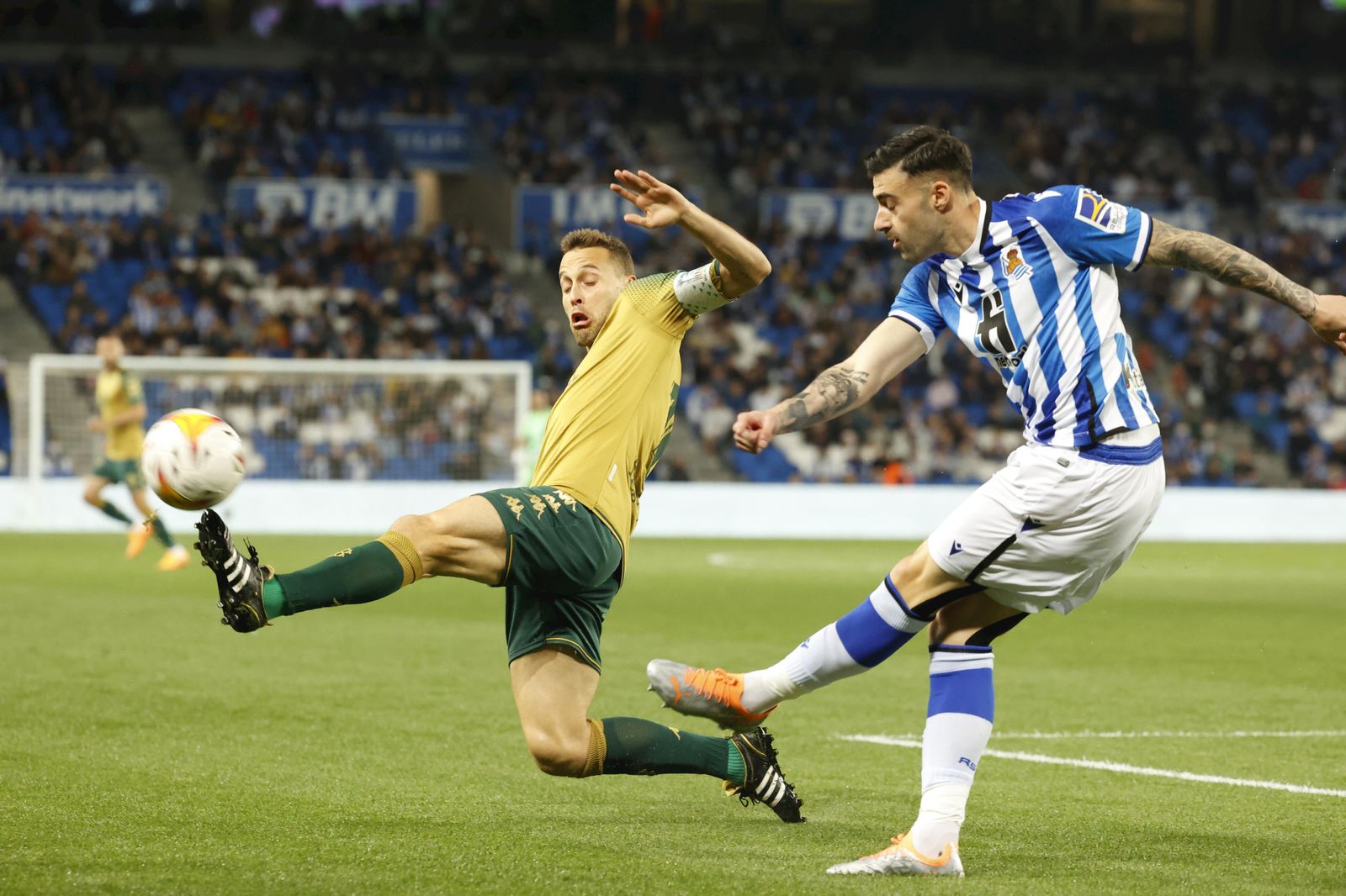 Canales se tira para despejar un pase de Diego Rico.