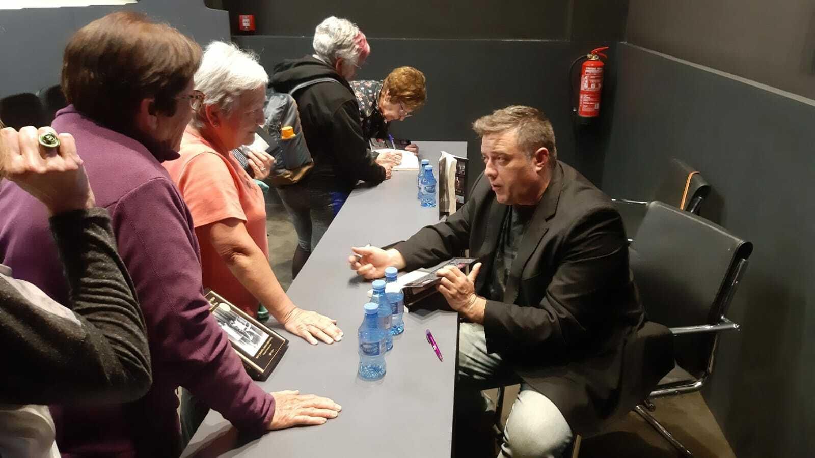 Los protagonistas firmaron distintos ejemplares.