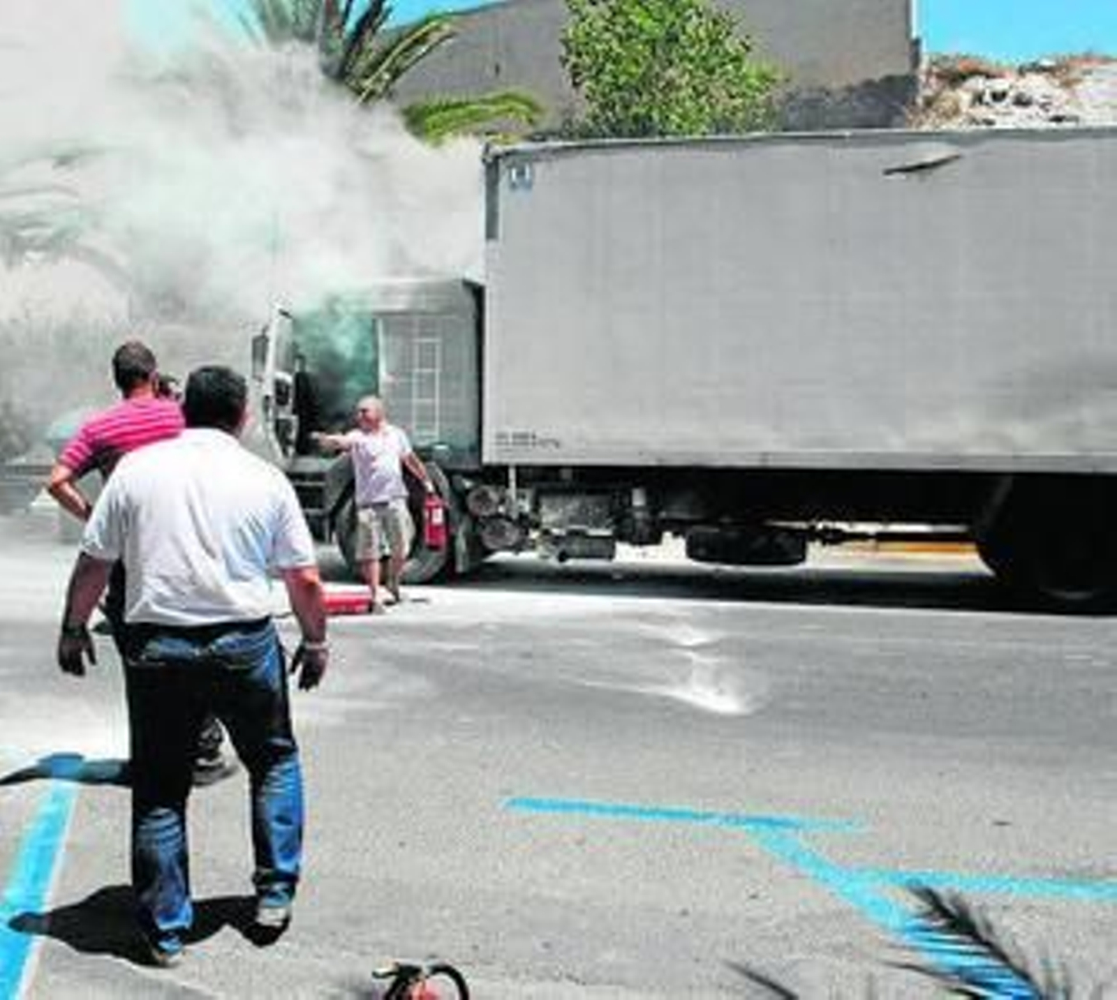Los vecinos sorprendidos ante las llamas del incendio. Los vecinos sorprendidos ante las llamas del incendio.
