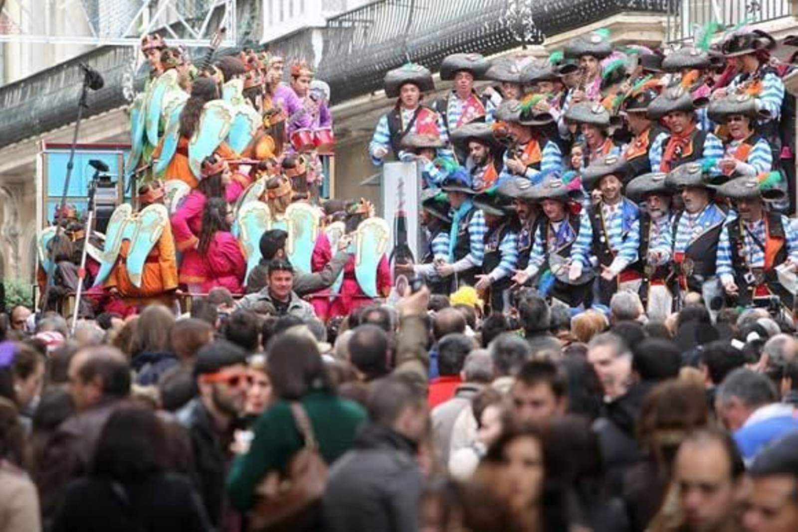 Gran ambiente en la calle para disfrutar de las agrupaciones del Domingo de Piñata.   Foto: Jesus Marin