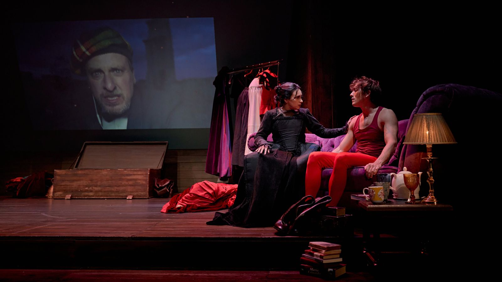 Fernando Cayo (en la pantalla), Denise Despeyroux y Joan Carles Suau en esta historia romántica