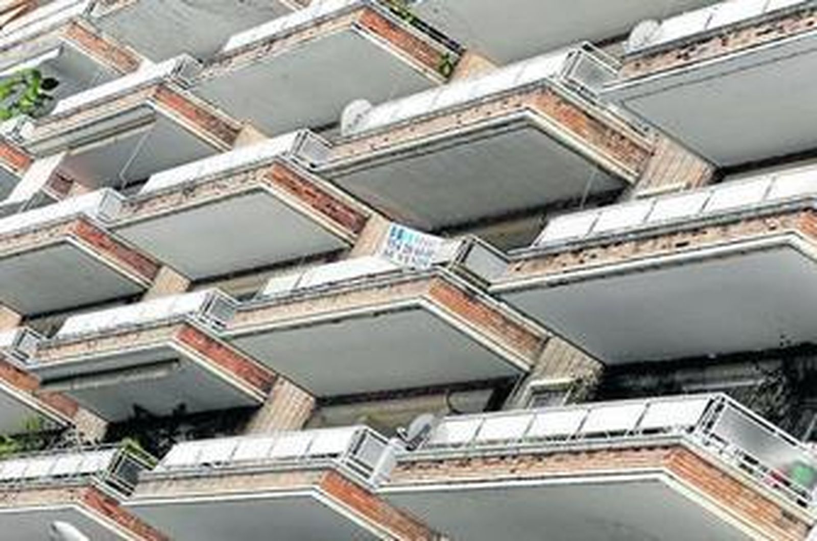 Fachada de un bloque de viviendas de Los Remedios.