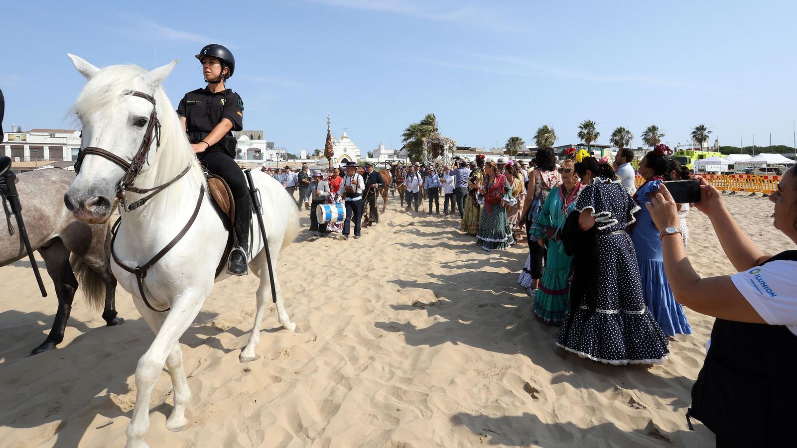 Una agente de Policía Local, escoltando al Simpecado. Una agente de Policía Local, escoltando al Simpecado.