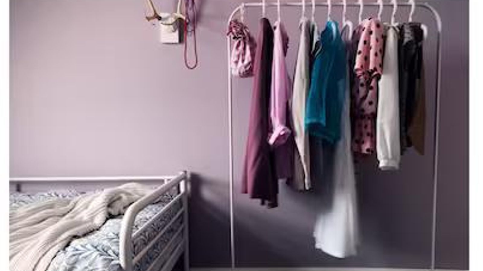 El burro de Ikea de 9 euros para vestidos largos.