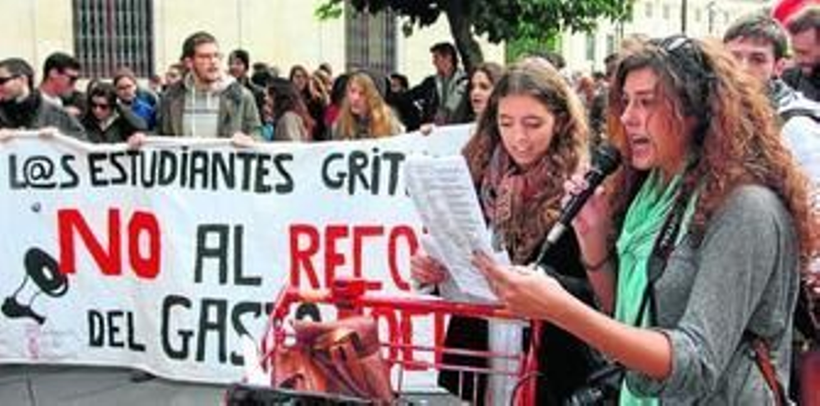 Concentración protagonizada ayer por los estudiantes ante el Ayuntamiento.