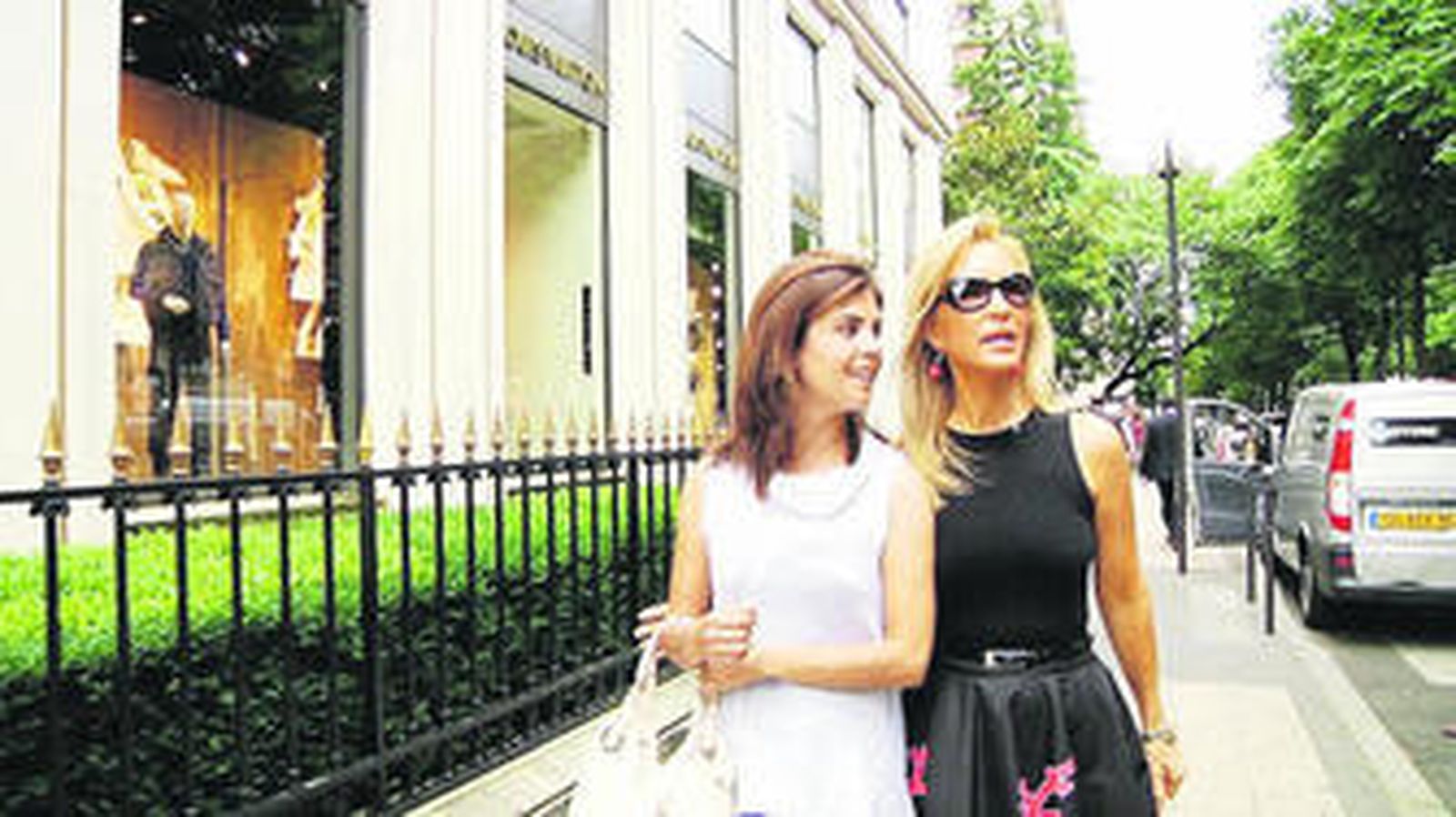 Samanta Villar y Carmen Lomana, de compras en París.