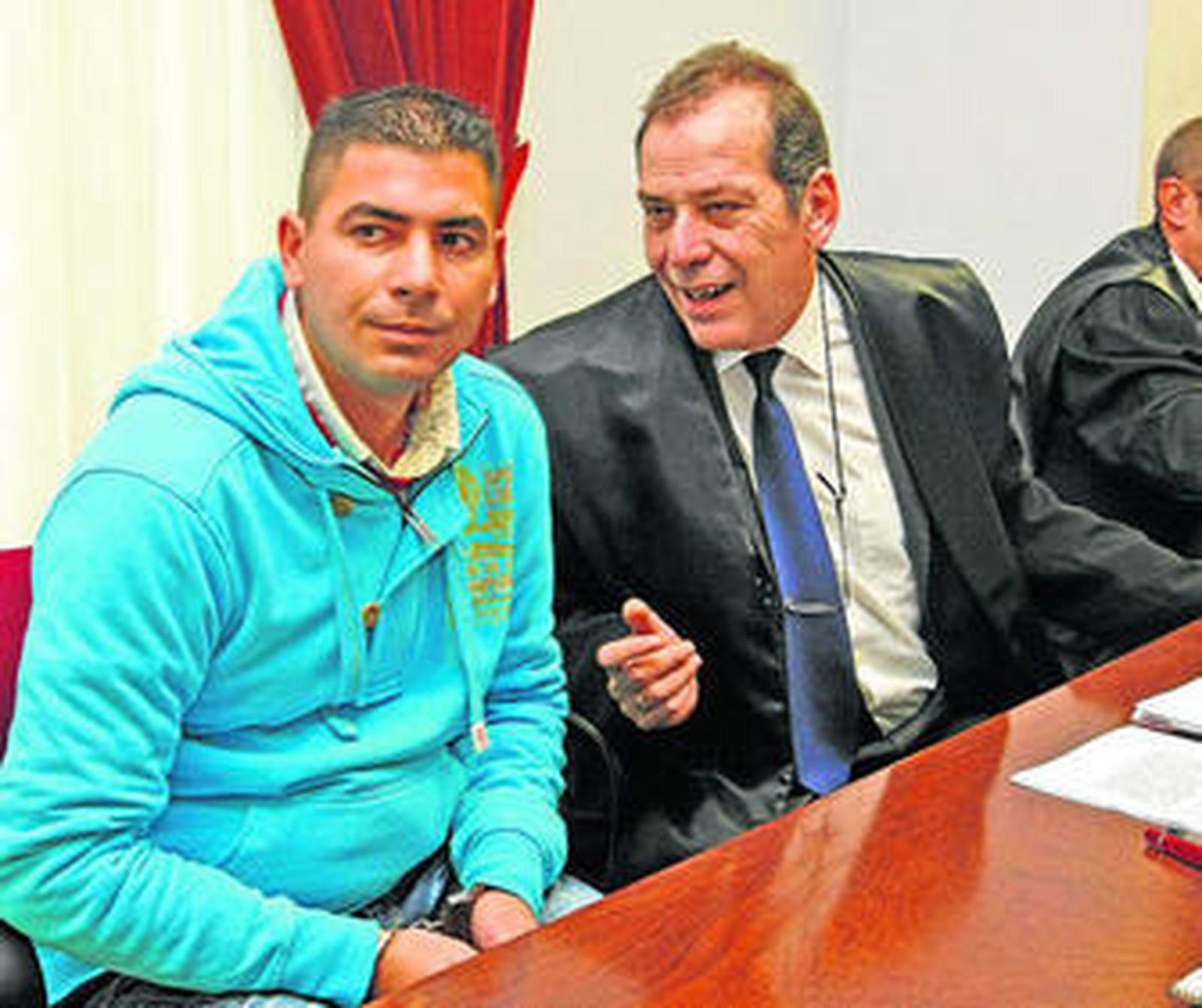 El asesino -a la izquierda- junto a su abogado, el primer día del juicio por el crimen de Miriam Tamayo.