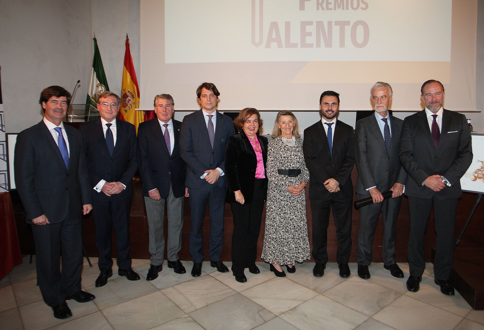 Fotografía de familia de la entrega de los premios Talento