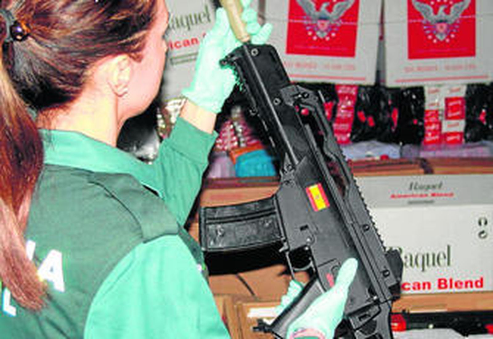 Una guardia civil muestra una de las armas intervenidas en la operación 'Pisonova'.