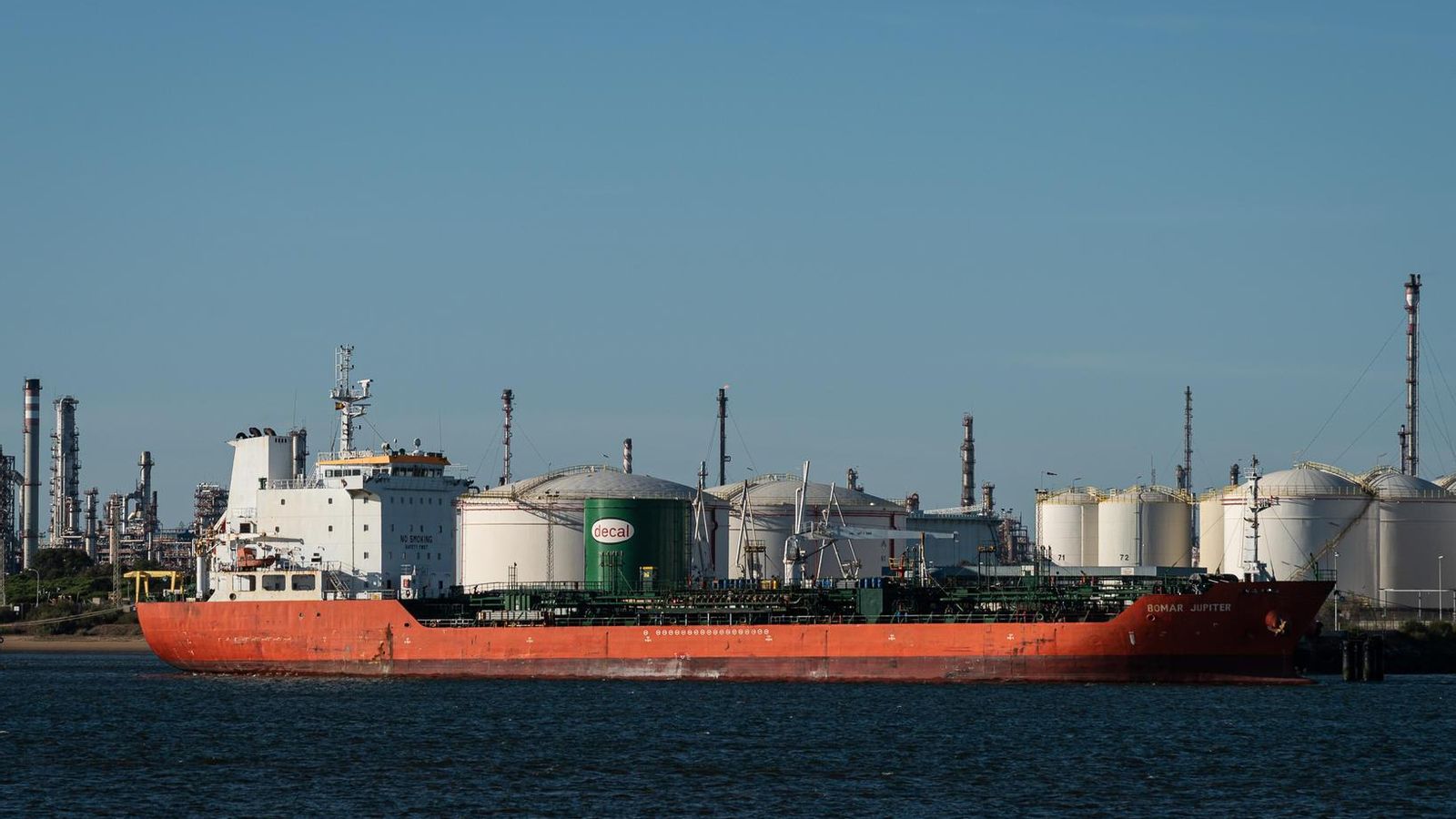 El descenso del tráfico de graneles líquidos lastra la bajada en Huelva.