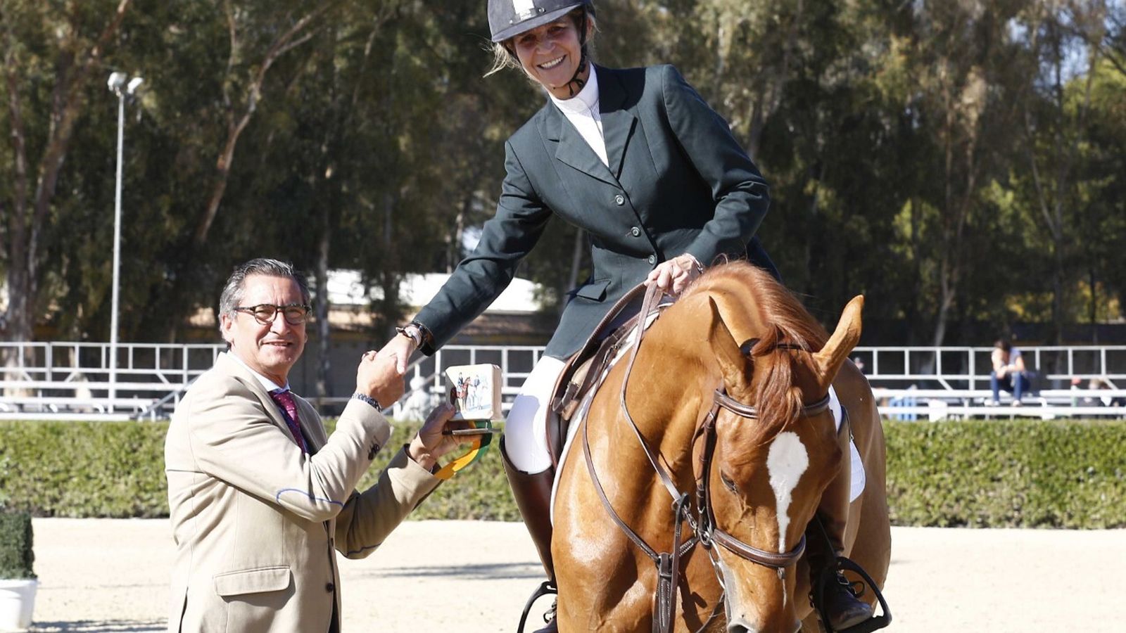 Doña Elena de Borbón recibe el premio de manos del presidente del jurado, José Rodriguez.