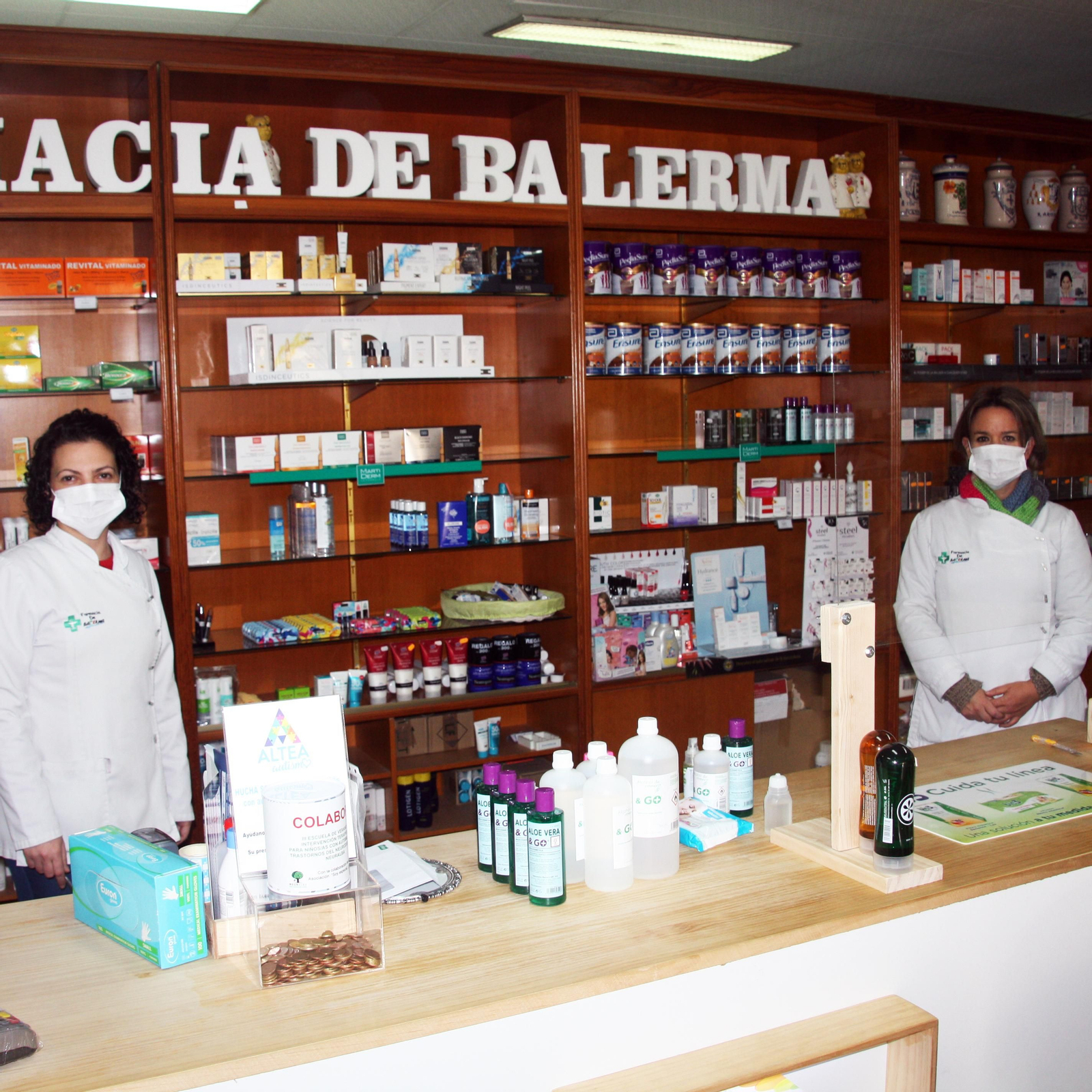 María José (derecha) y Miriam, en la farmacia de Balerma.