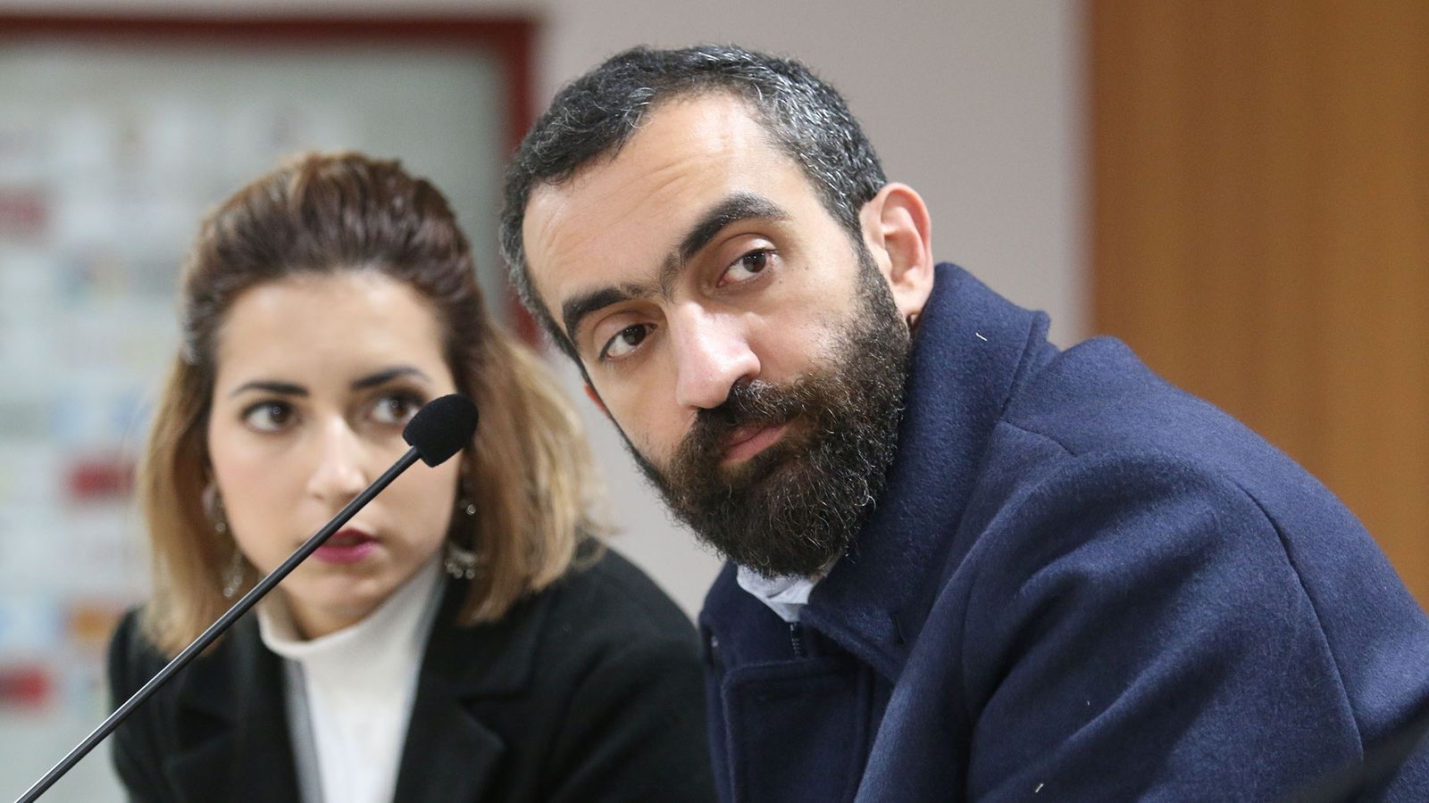 El Assy escucha a Kaptoum.