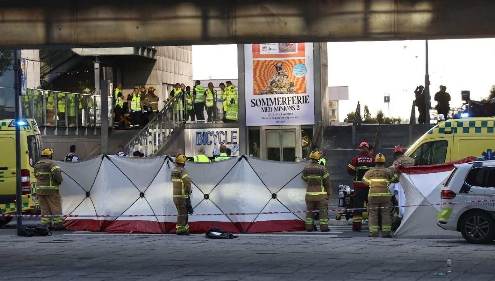 Equipos de emergencia en el centro comercial del tiroteo.