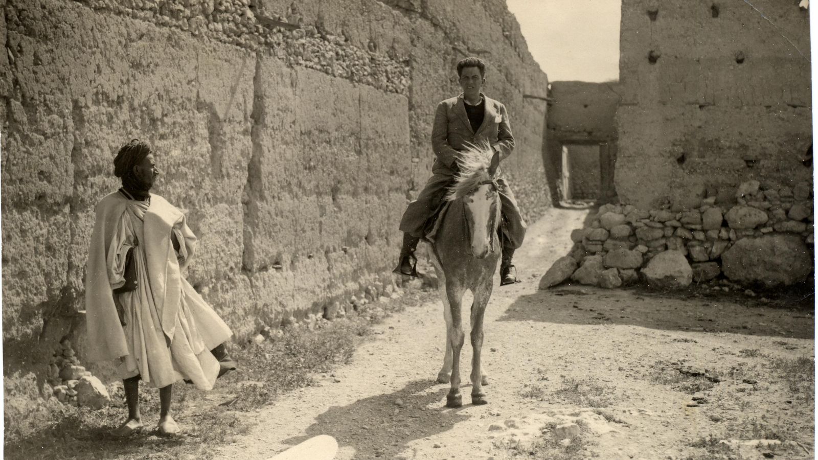 Chaves en Sidi-Ifni como enviado especial de 'Ahora' en 1934.