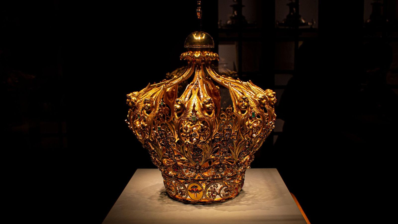 Las coronas de la Virgen de las Angustias son algunas de las joyas se su nuevo museo.