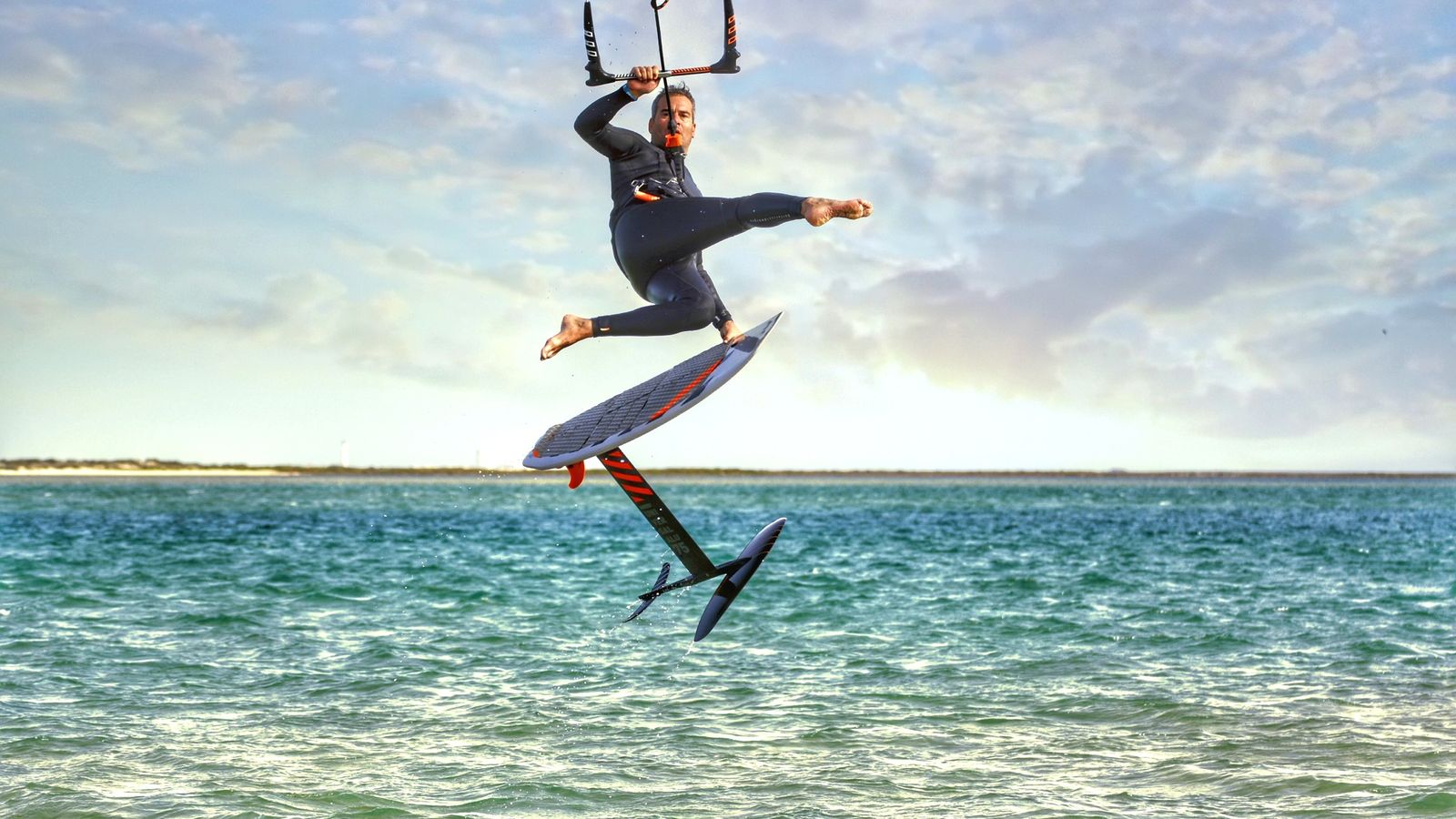 Javier Fernández, el apasionado del kitesurf que lleva los colores de Huelva por todo el mundo