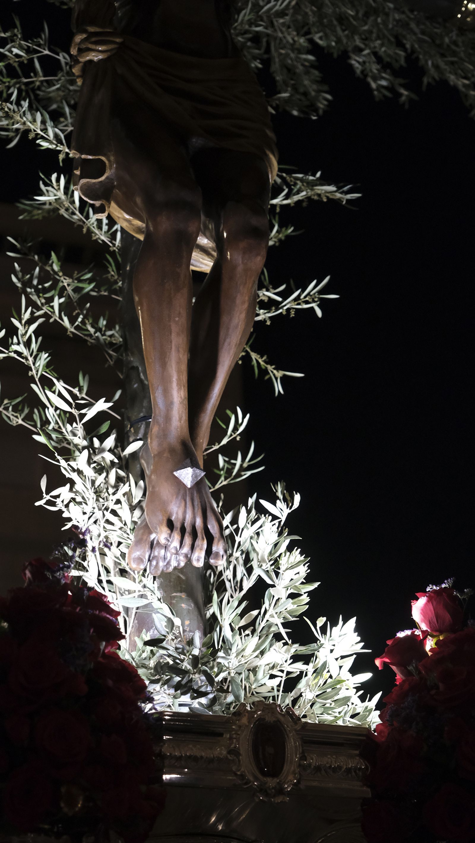 Procesión del Vía Crucis del Santo Cristo de la Escucha en Almería, en imágenes.