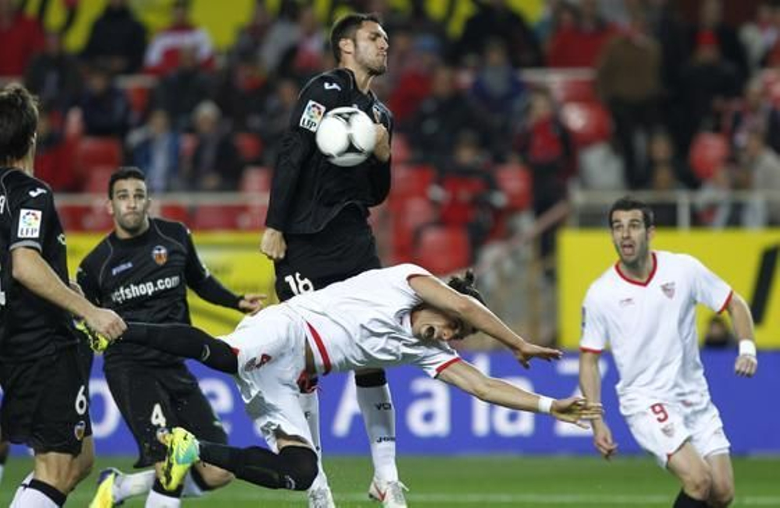 El Sevilla no puede remontar al Valencia en el Sánchez Pizjuán y queda eliminado de la Copa del Rey (2-1). / Antonio Pizarro