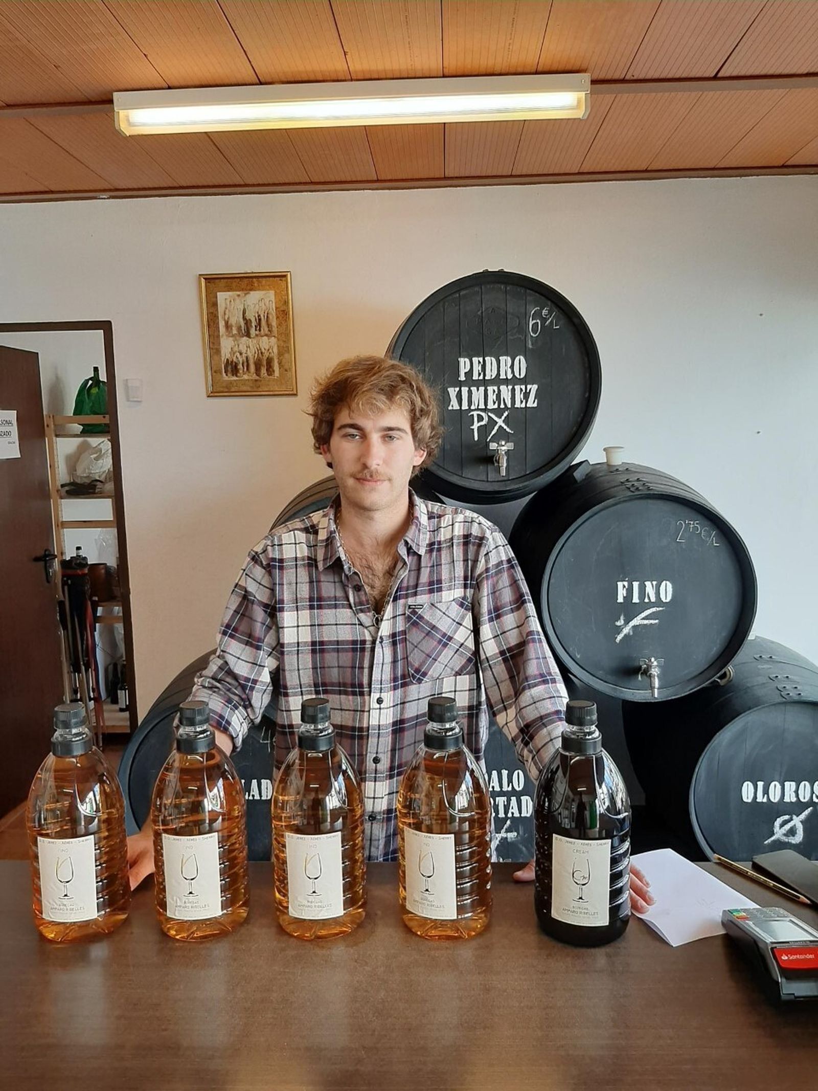 José Datas Pravía en el despacho de vinos. 1