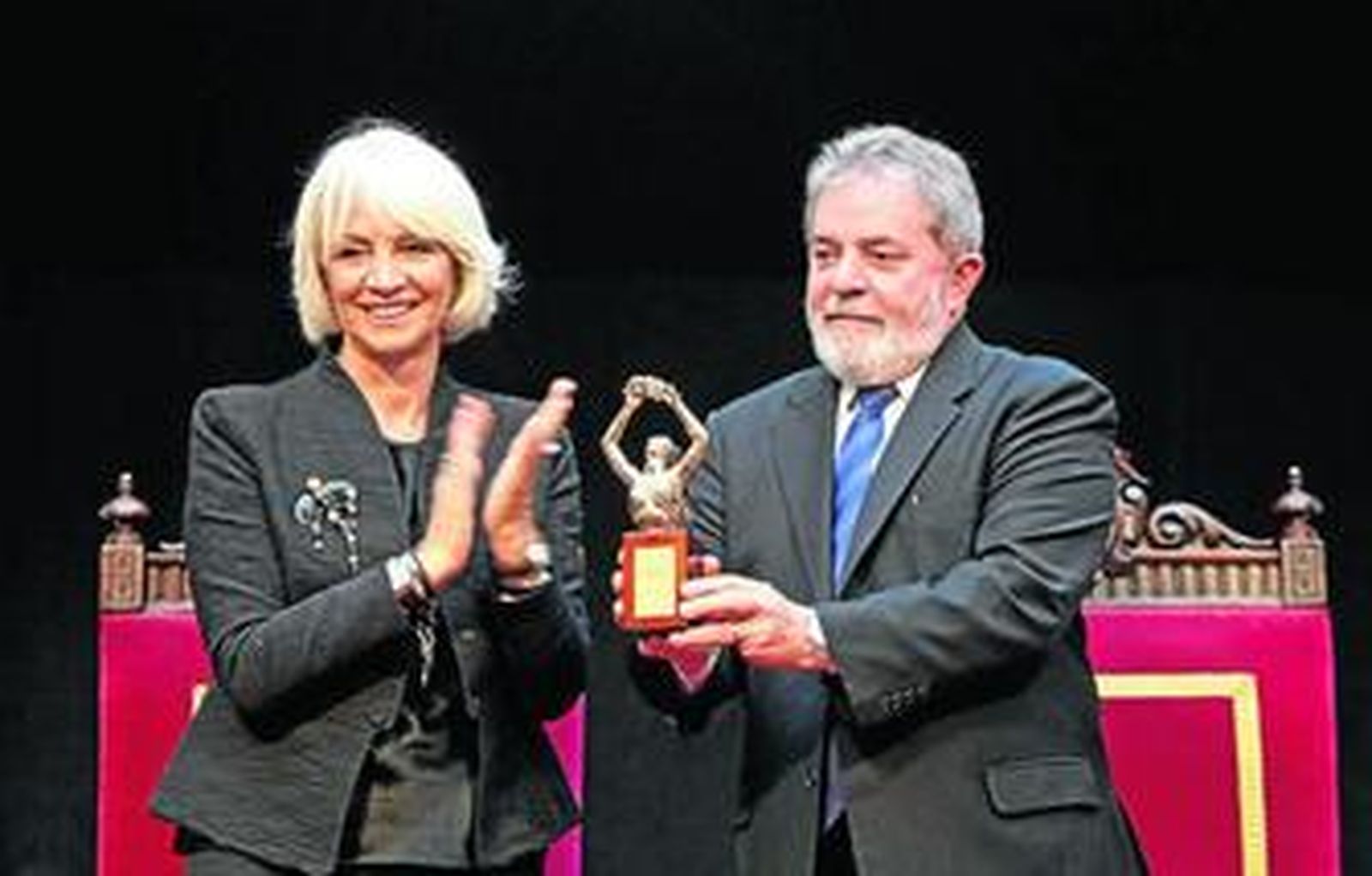 Luiz Inácio 'Lula' da Silva recibe el premio de manos de la alcaldesa de Cádiz, Teófila Martínez.