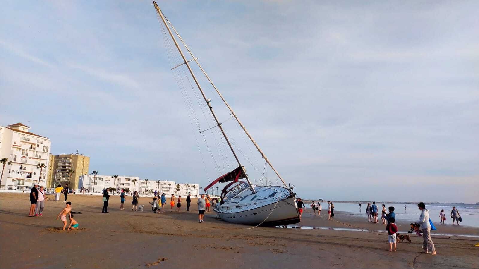 El barco encallado en Valdelagrana, en una imagen del domingo por la tarde.