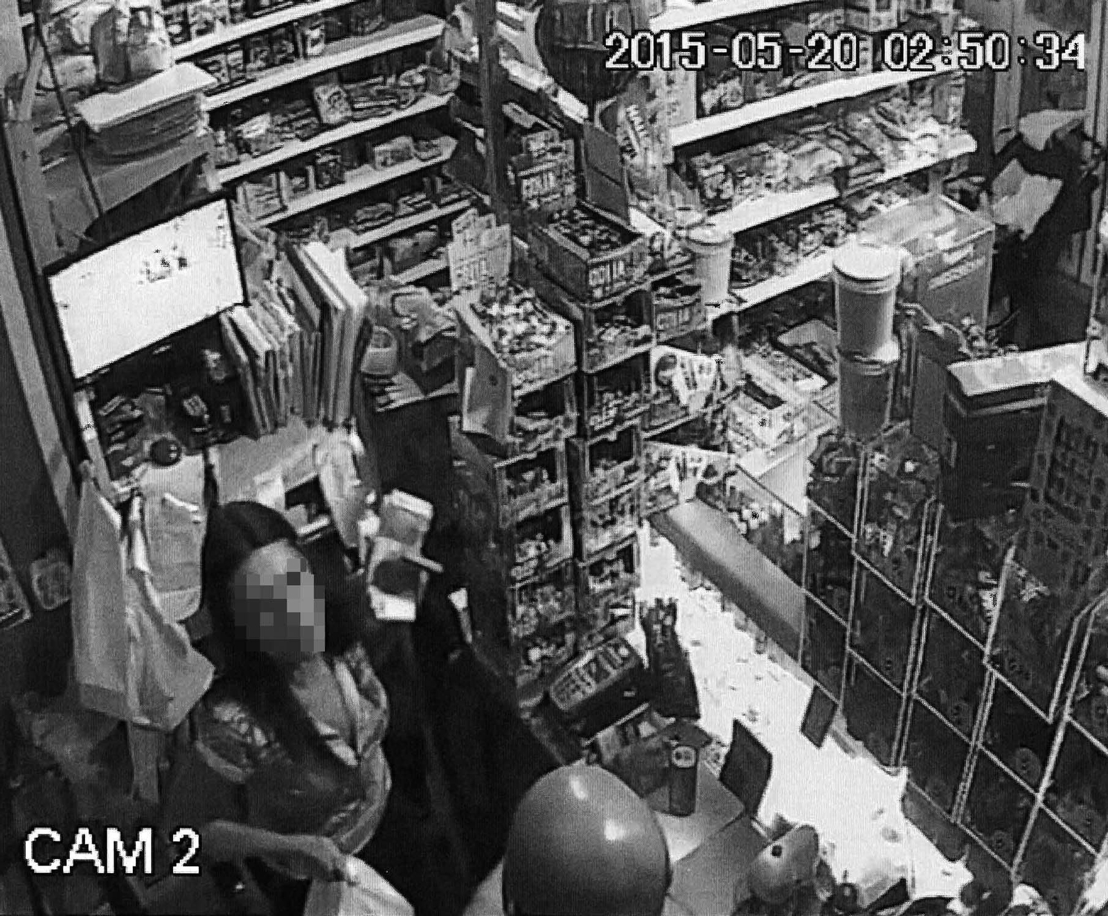 Una mujer con fajos de billetes en una mano.