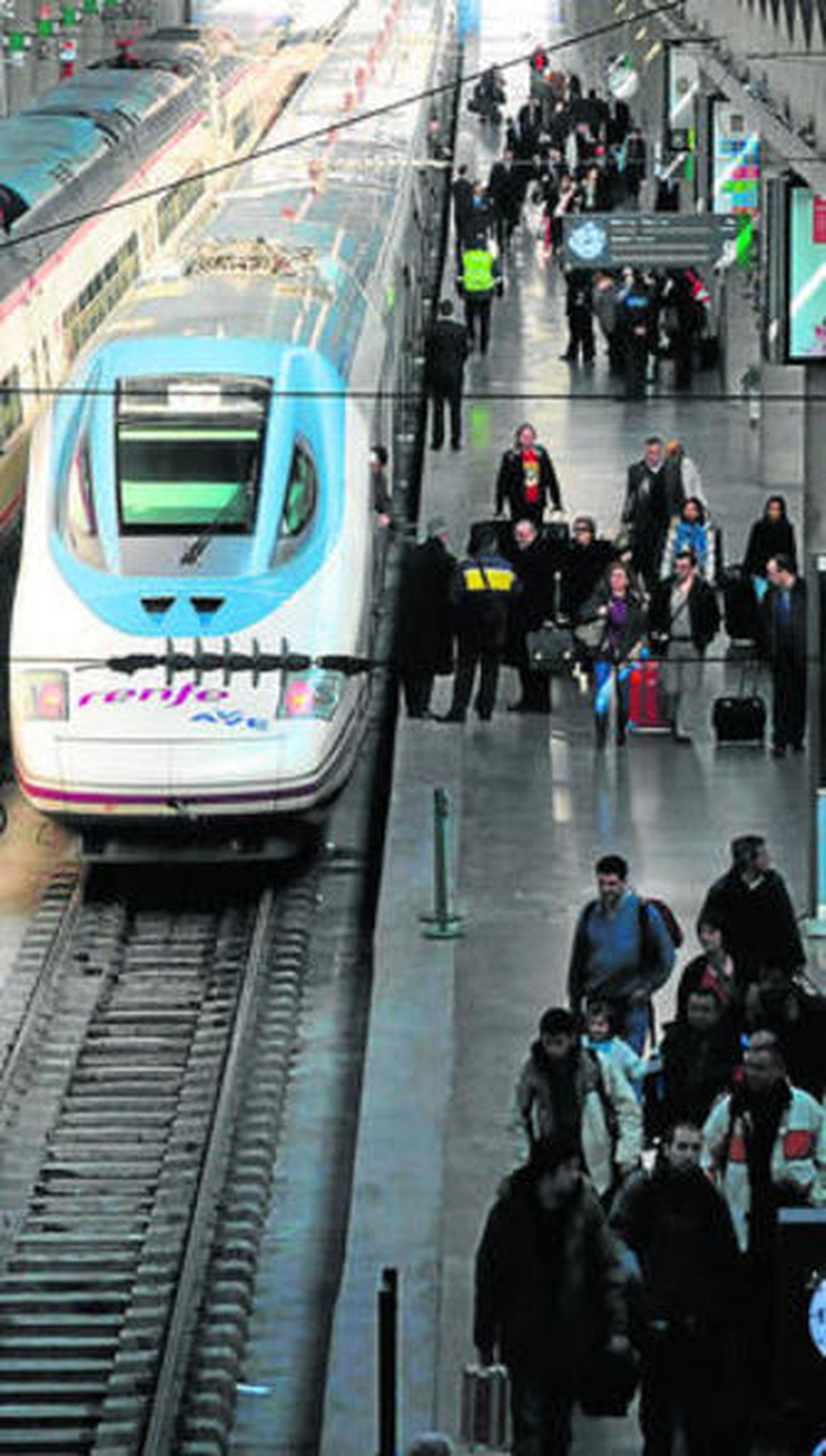 El primer AVE Sevilla-Barcelona, en Santa Justa, en enero de 2009.