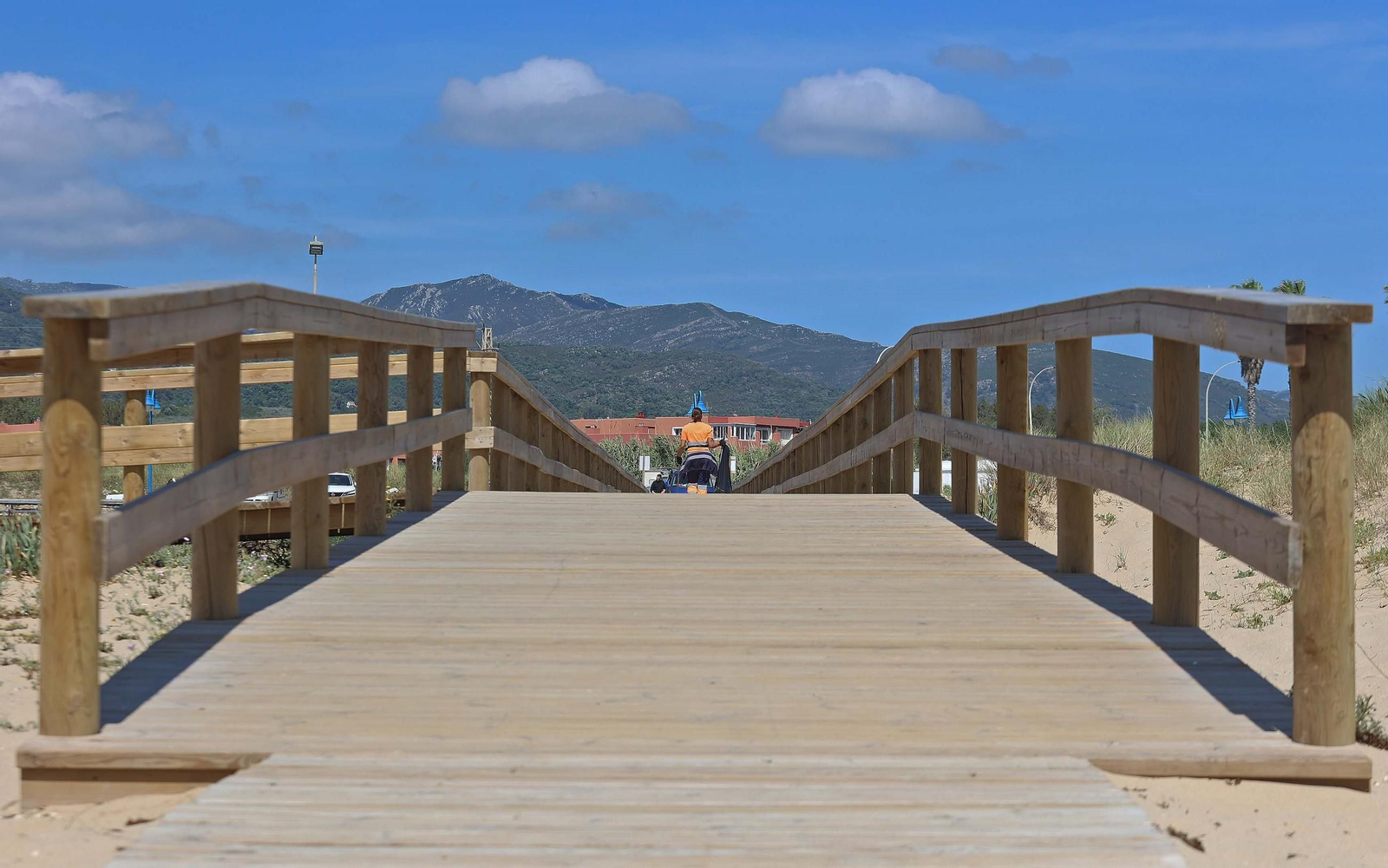 Un pasarela en la playa de Getares, en Algeciras.