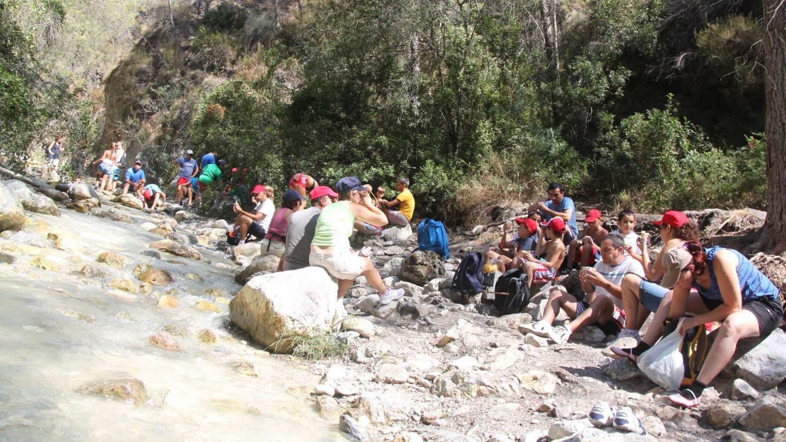 Senderistas en el río Chíllar