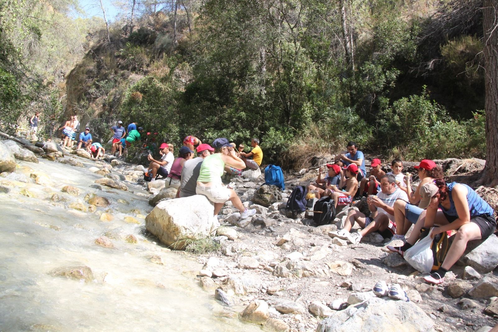 Senderistas en el río Chíllar