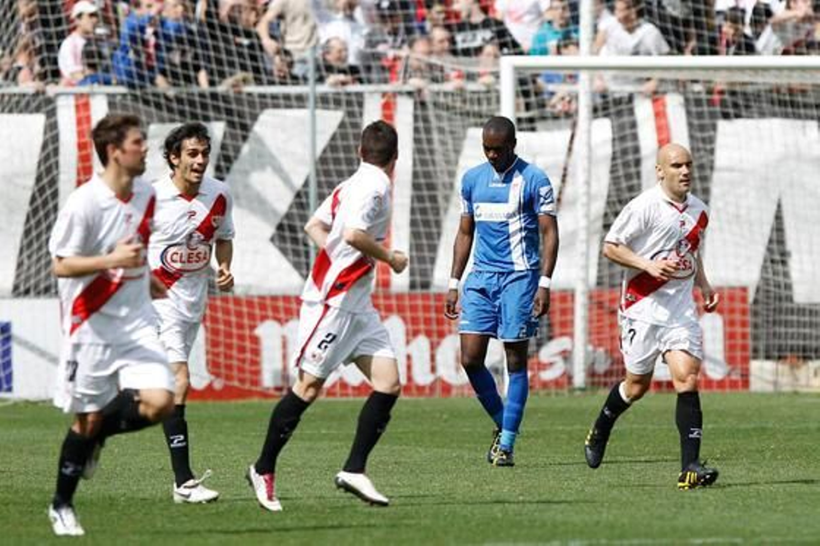 El Granada se trae un empate del campo del líder de Segunda, el Rayo Vallecano (1-1). / LOF