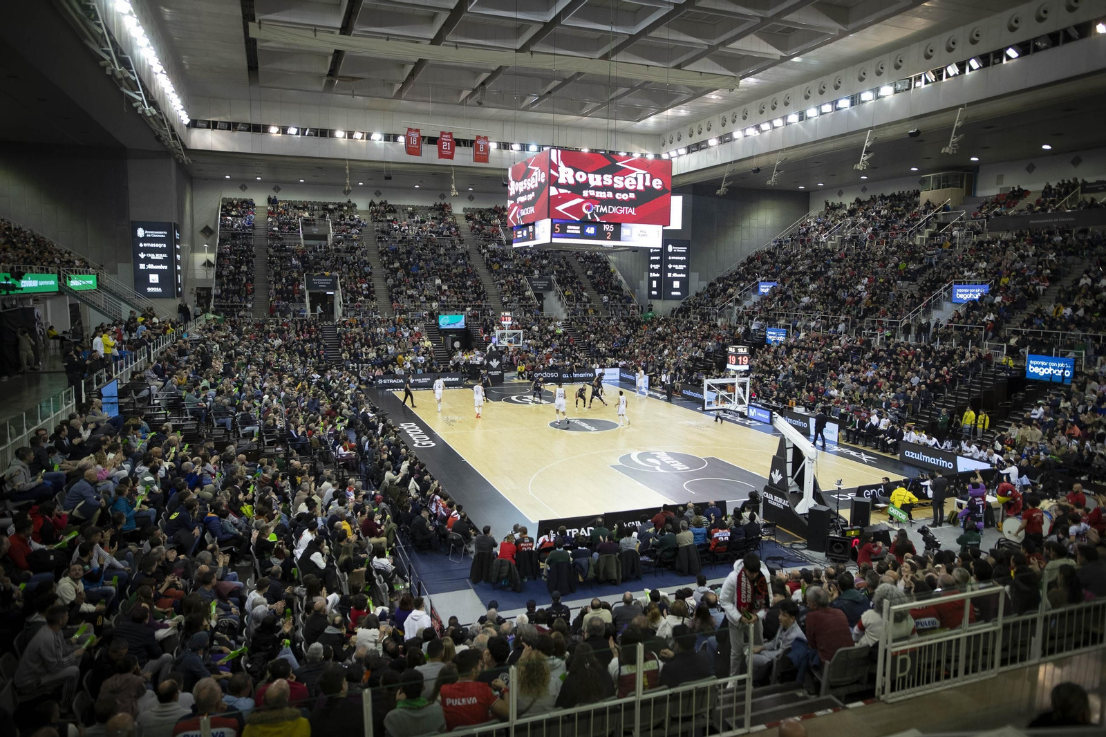 Vista del interior del Palacio de Deportes, con la cubierta donde se pondrán las nuevas lamas de composite.