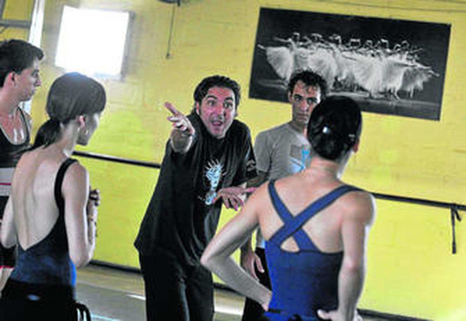 El bailaor y coreógrafo junto a los bailarines en uno de los ensayos de su nueva producción.