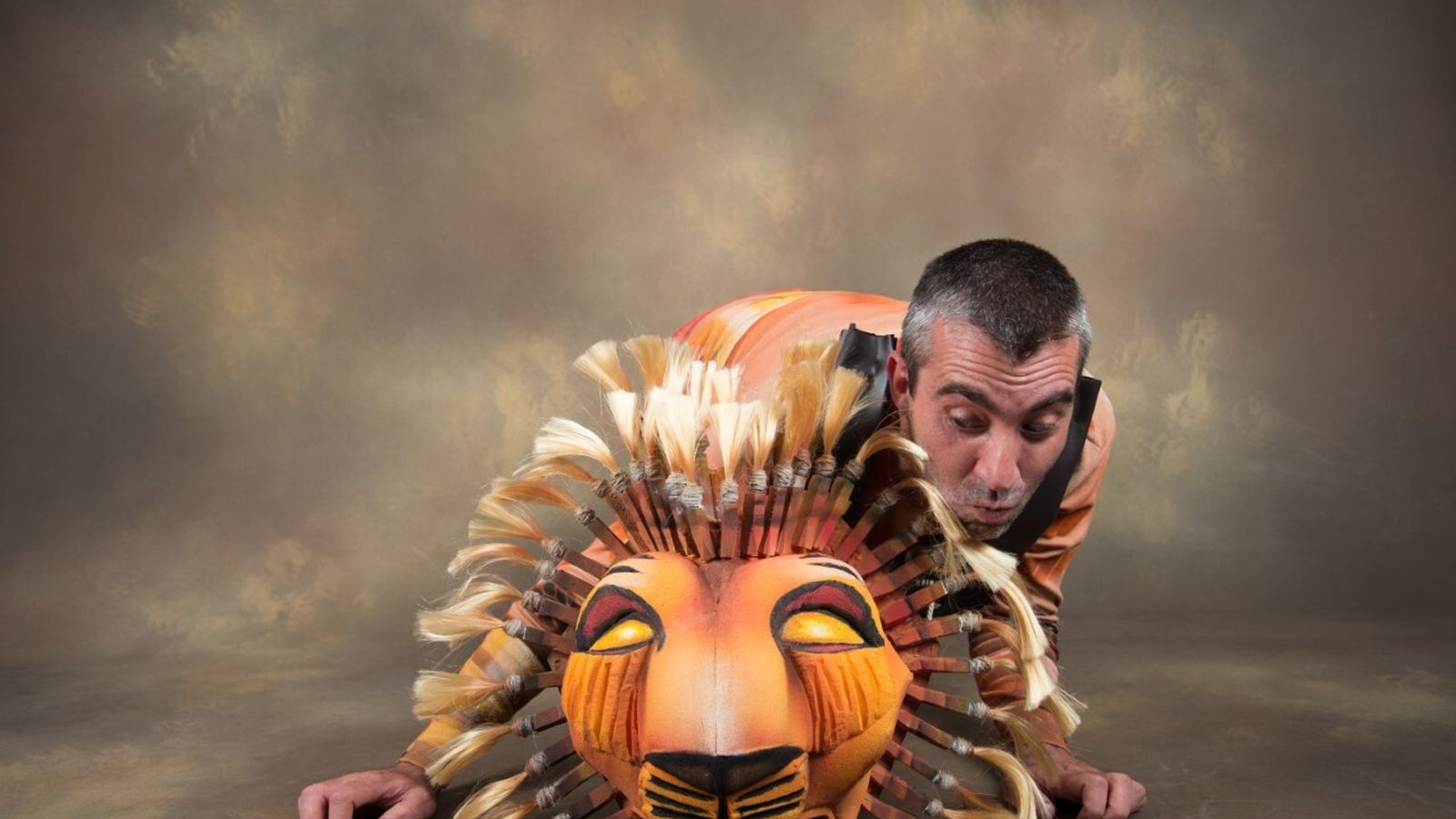 Carlos Mení, junto a una de las máscaras que utiliza en esta representación