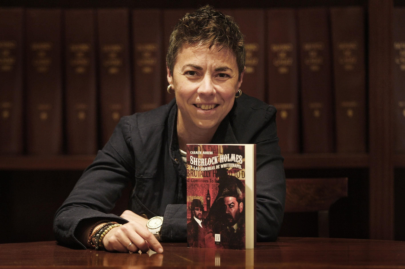 La escritora y editora Carmen Moreno, en 'Diario de Cádiz' durante una entrevista por uno de sus libros.