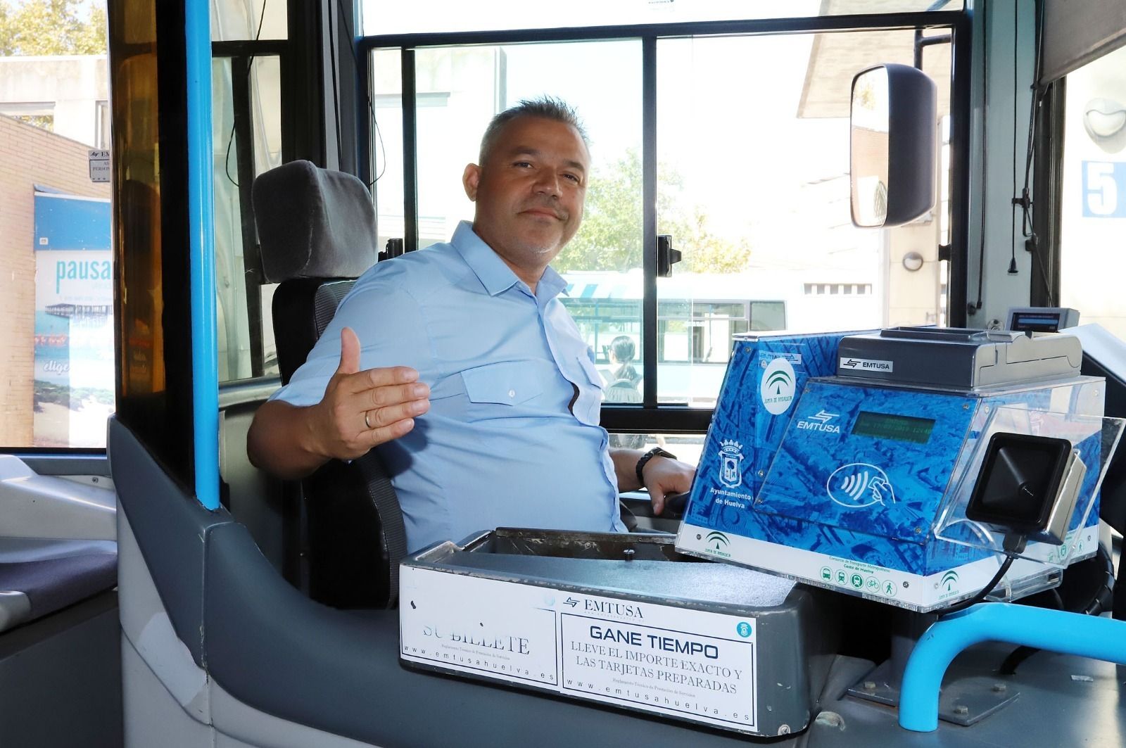 Un conductor de Emtusa invita a los pasajeros a montar en un autobús.