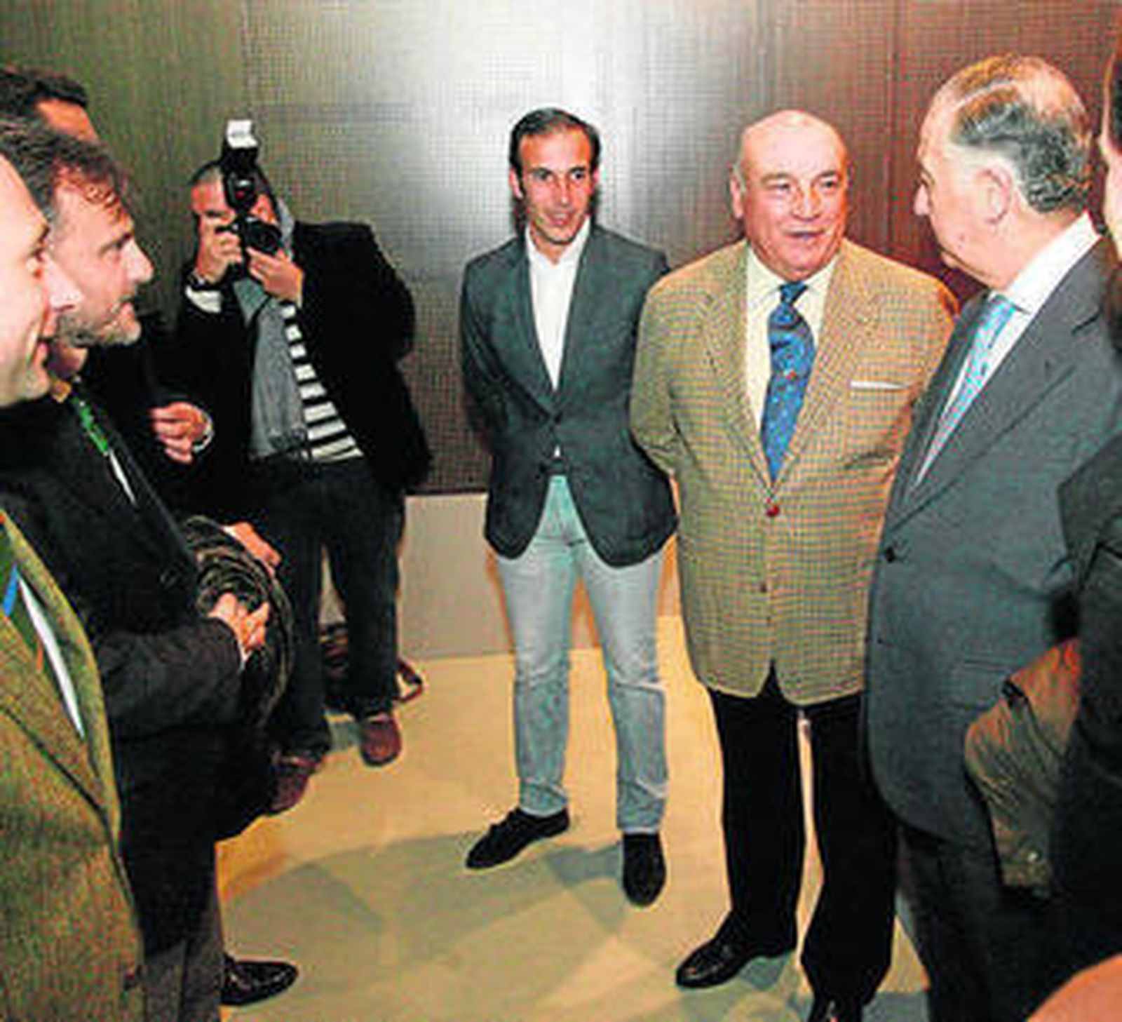 En el centro, los ganaderos, junto a las autoridades asistentes al acto.
