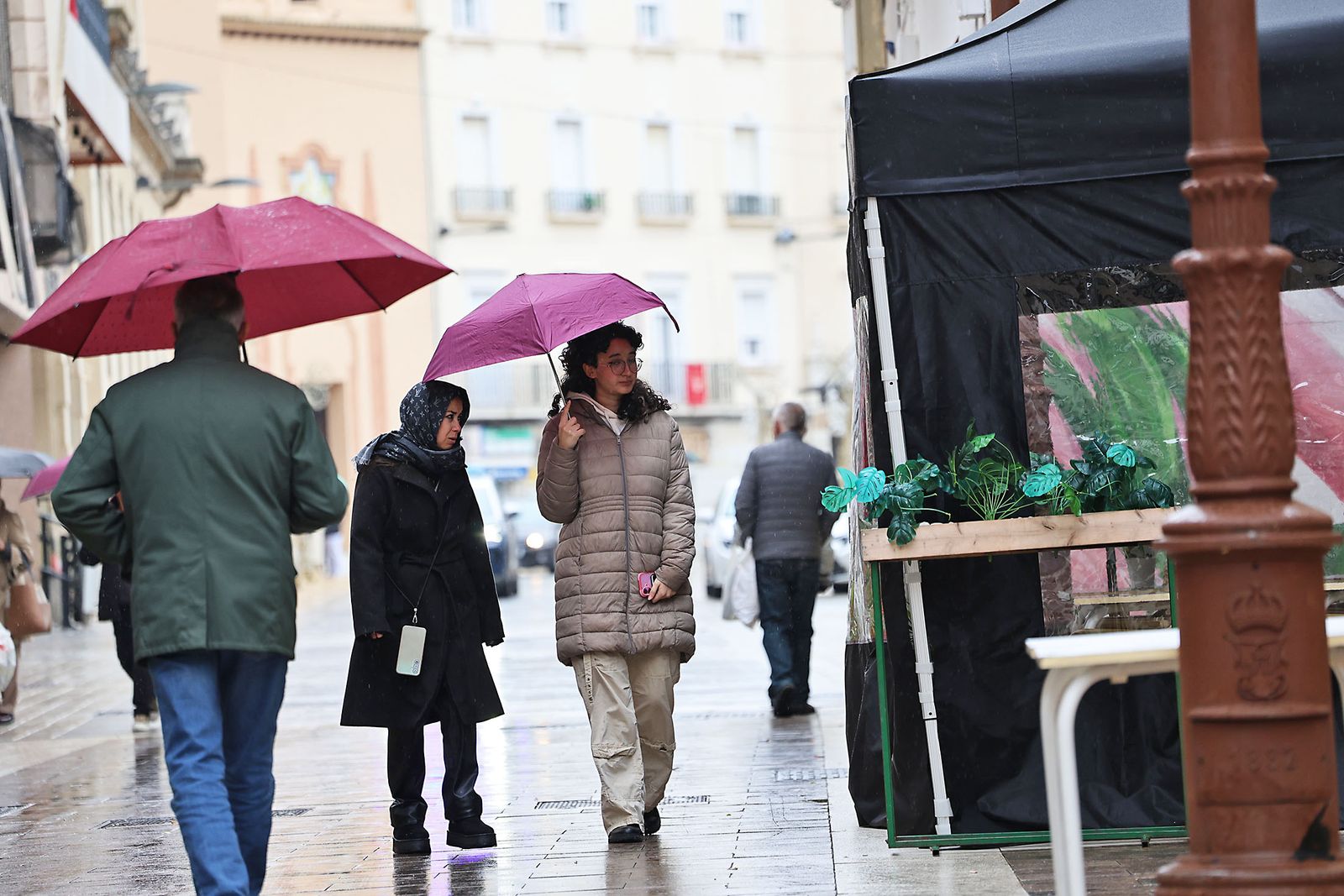 Las calles de la ciudad se inundan de paraguas en la invernal mañana de sábado