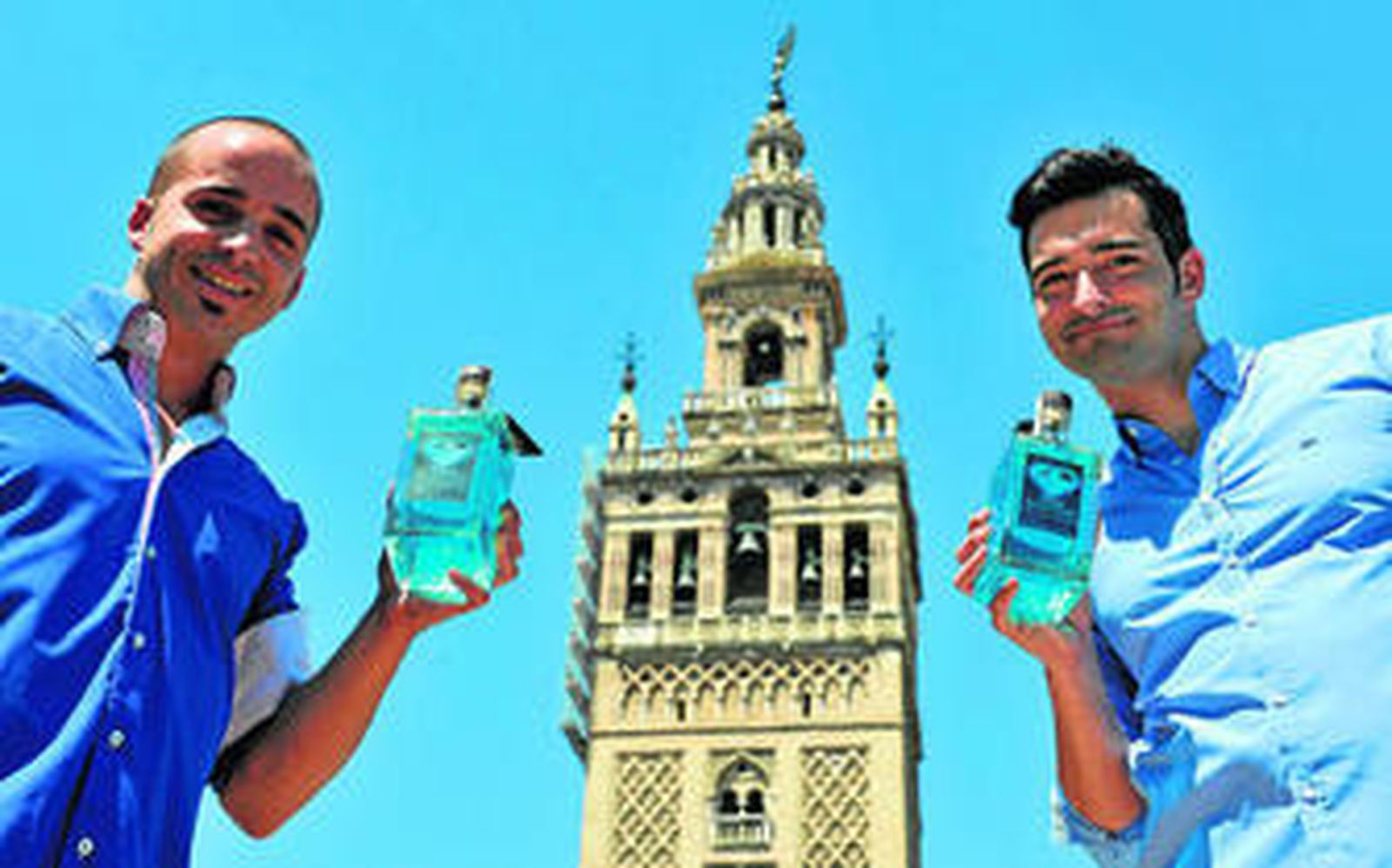 Los creadores de Diamond Blue, Víctor Manuel Querino y Juan José Salas, posan con botellas del espirituoso.