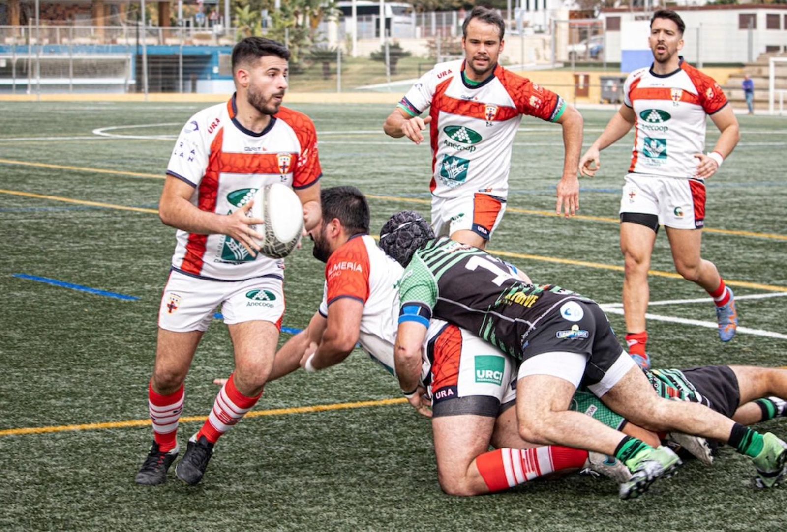 Los almerienses tratan de superar líneas en una jugada de ataque.