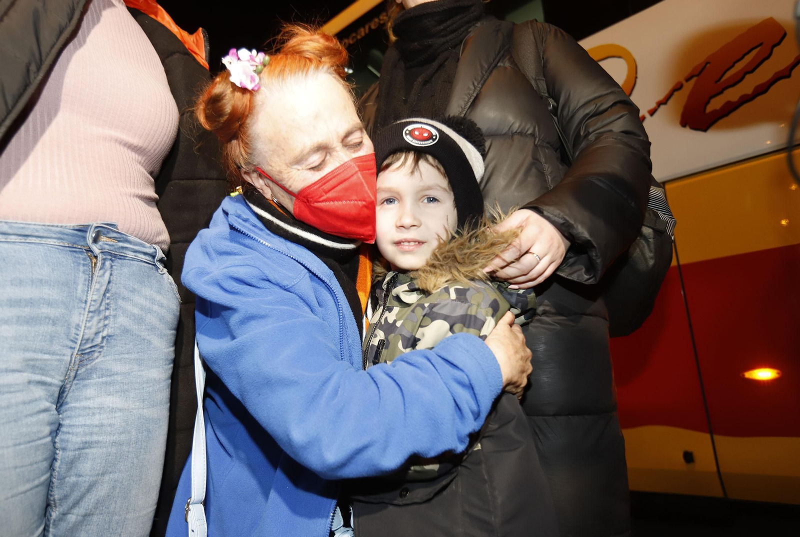 Imágenes de la emocionante llegada de los ucranianos refugiados a Huelva