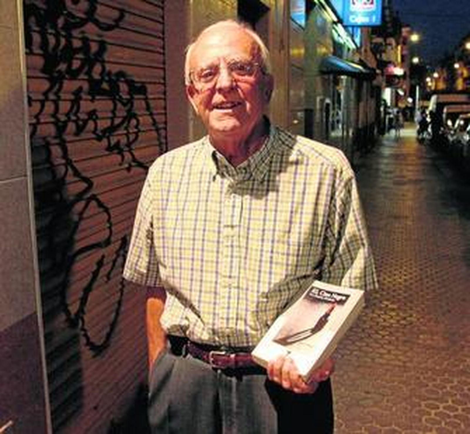 Mario Delgado (Madrid, 1938), con un ejemplar de su libro 'El cine negro. Los grandes olvidados'.