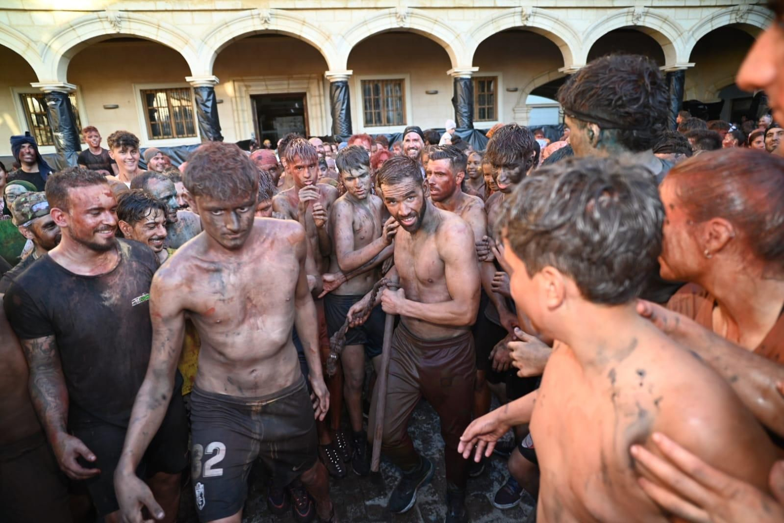 Llegada del Cascamorras 2024 a la Plaza Mayor de Guadix.