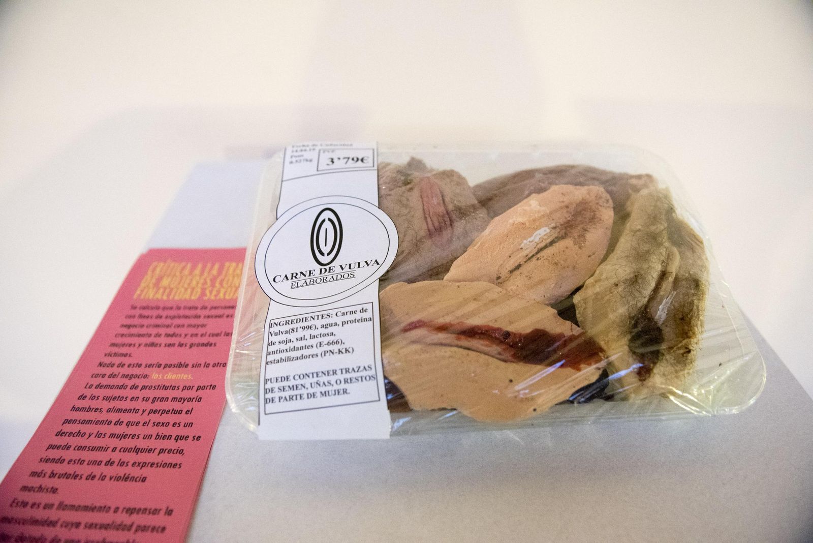 La obra 'Carne de vulva' está acompañada de un texto donde se explica el fin de la obra: criticar la trata de mujeres.